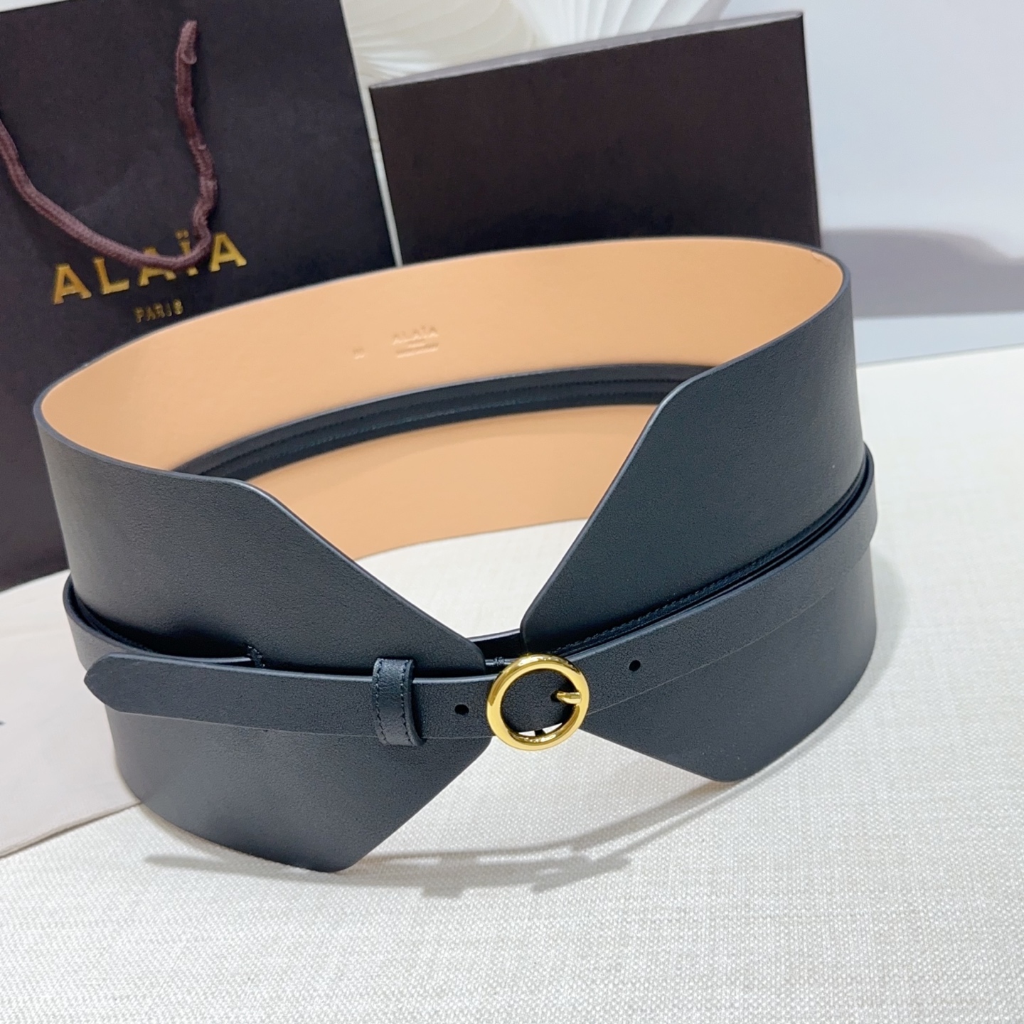 Alaia 阿来莱 腰封、品牌标志性的镂空雕花工艺，柔软牛皮制成于意大利12cm、，Alaia是一个以高
