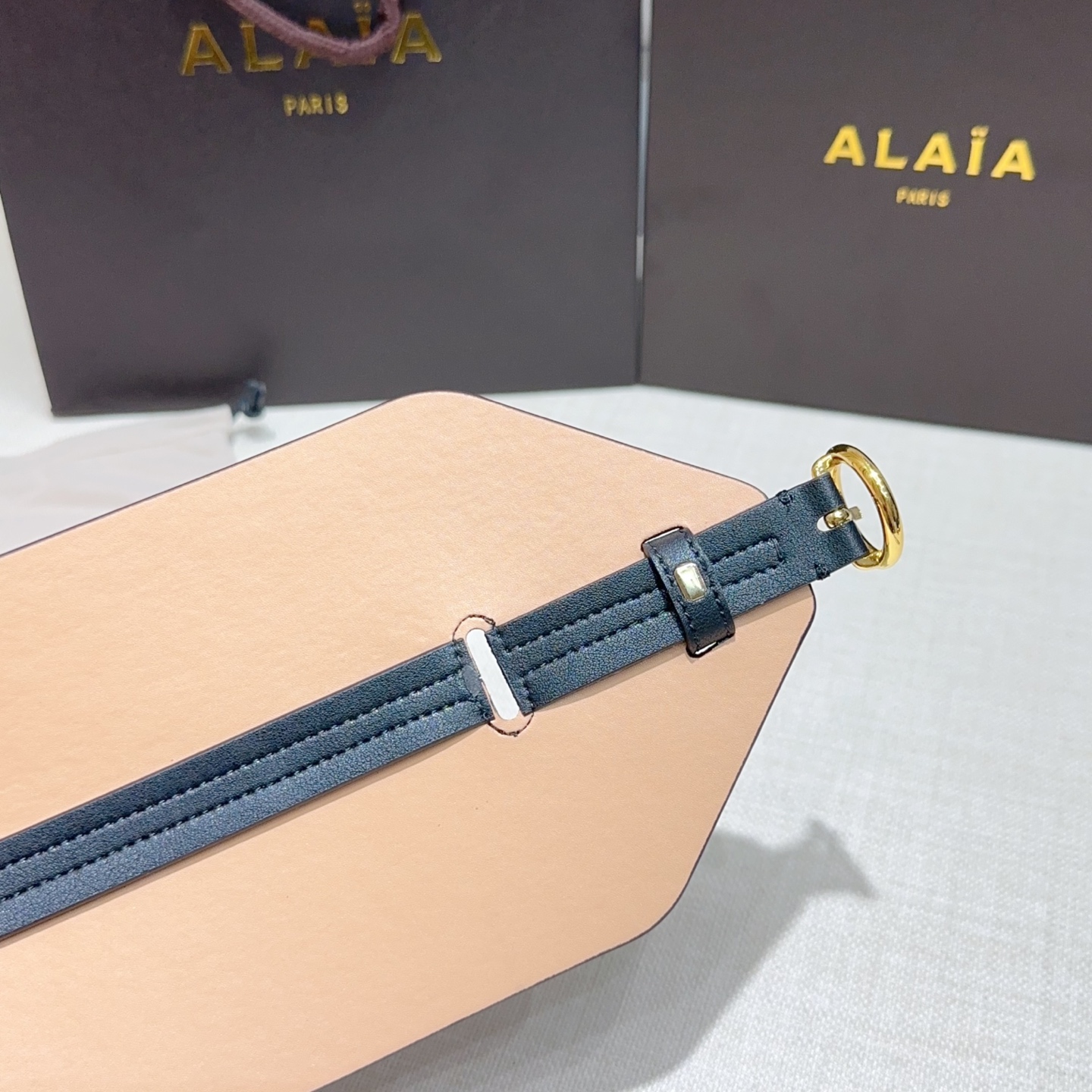 Alaia 阿来莱 腰封、品牌标志性的镂空雕花工艺，柔软牛皮制成于意大利12cm、，Alaia是一个以高