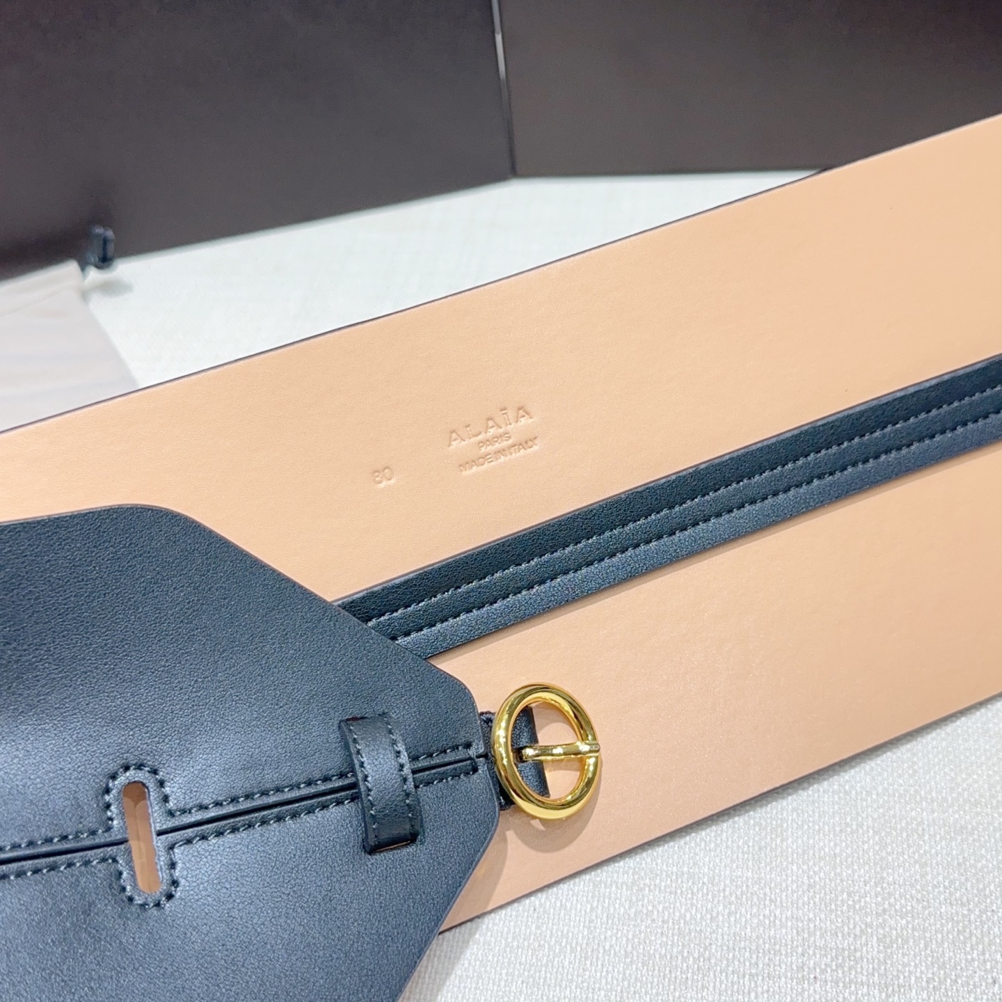 Alaia 阿来莱 腰封、品牌标志性的镂空雕花工艺，柔软牛皮制成于意大利12cm、，Alaia是一个以高
