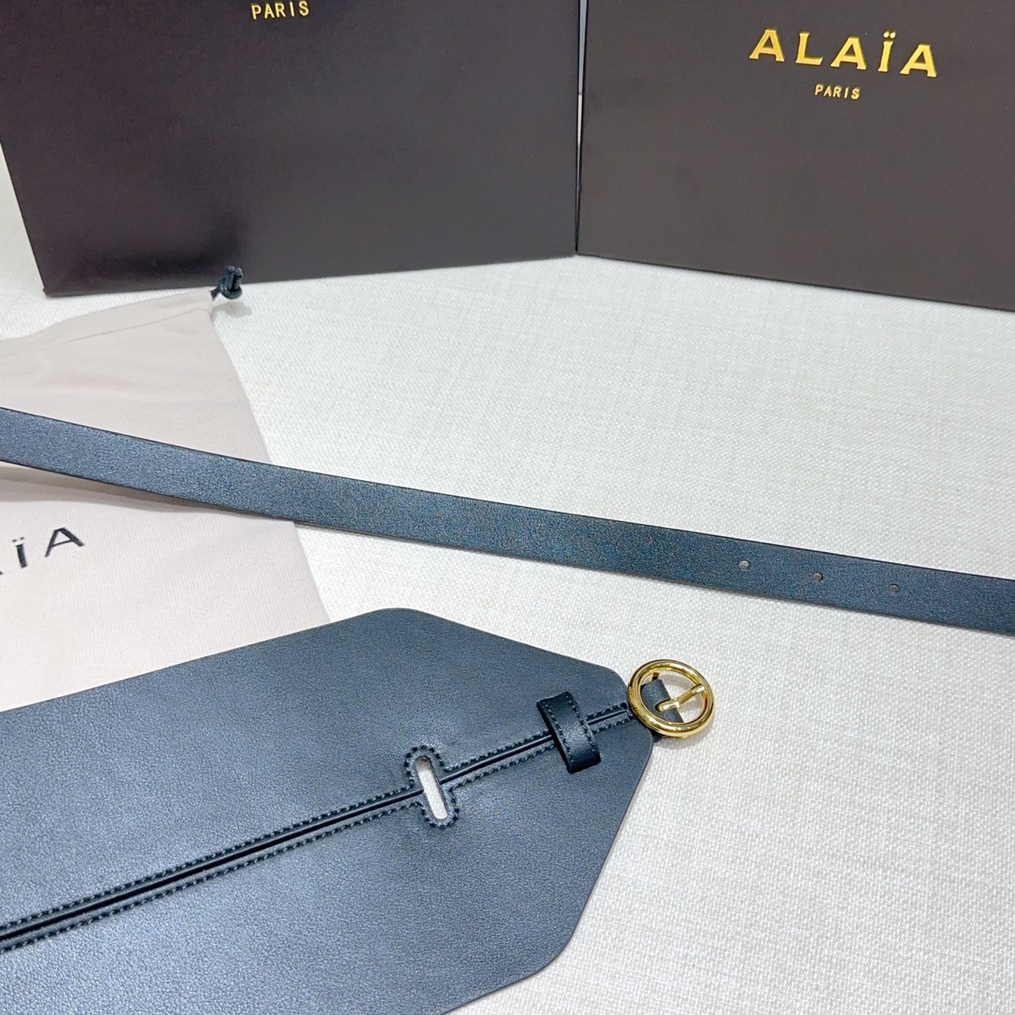 Alaia 阿来莱 腰封、品牌标志性的镂空雕花工艺，柔软牛皮制成于意大利12cm、，Alaia是一个以高