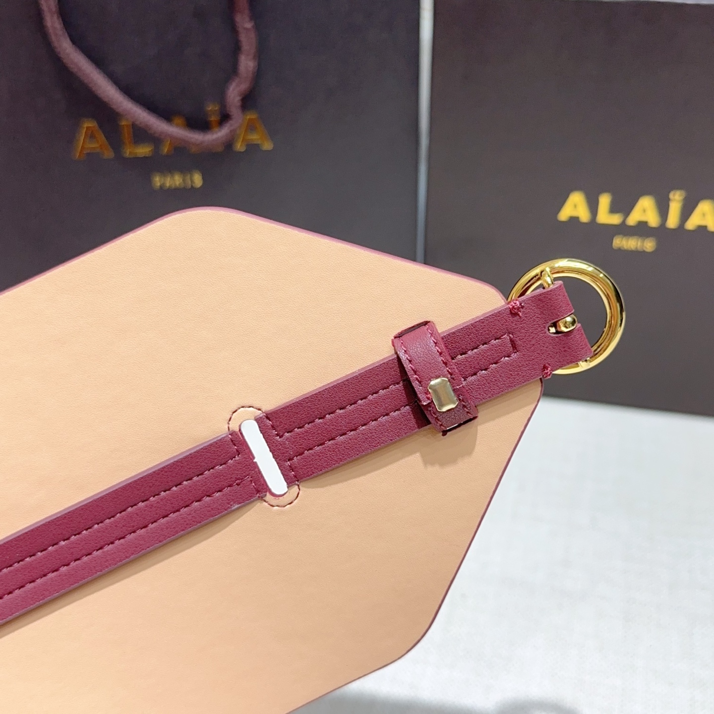 Alaia 阿来莱 腰封、品牌标志性的镂空雕花工艺，柔软牛皮制成于意大利12cm、，Alaia是一个以高