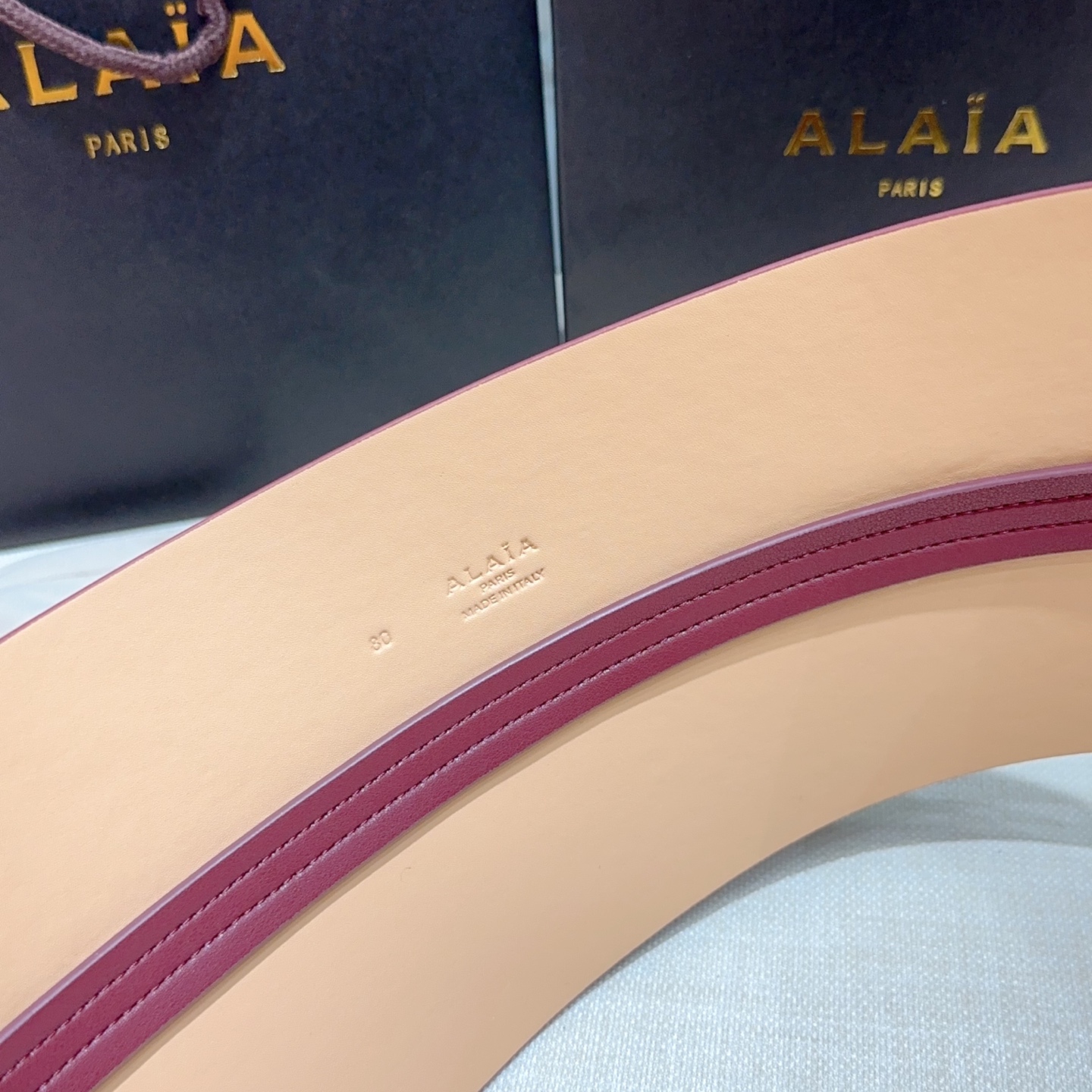 Alaia 阿来莱 腰封、品牌标志性的镂空雕花工艺，柔软牛皮制成于意大利12cm、，Alaia是一个以高