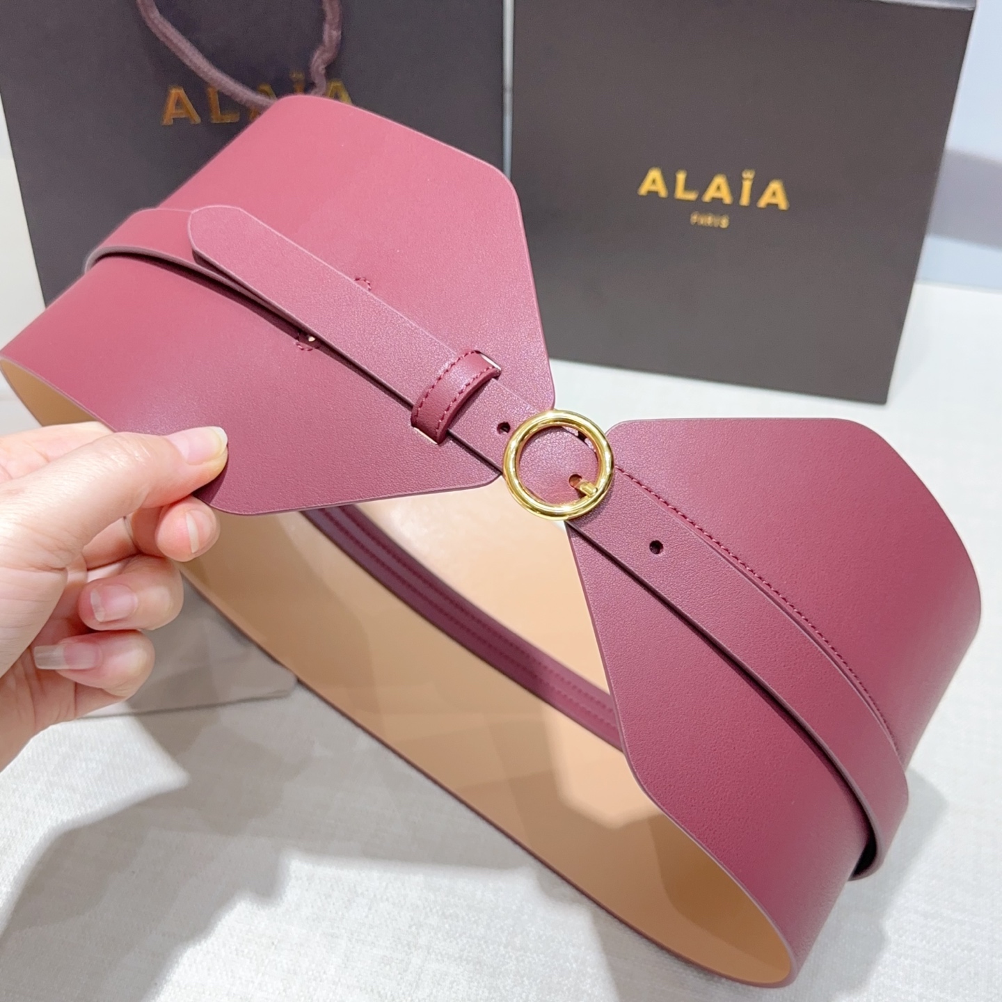 Alaia 阿来莱 腰封、品牌标志性的镂空雕花工艺，柔软牛皮制成于意大利12cm、，Alaia是一个以高