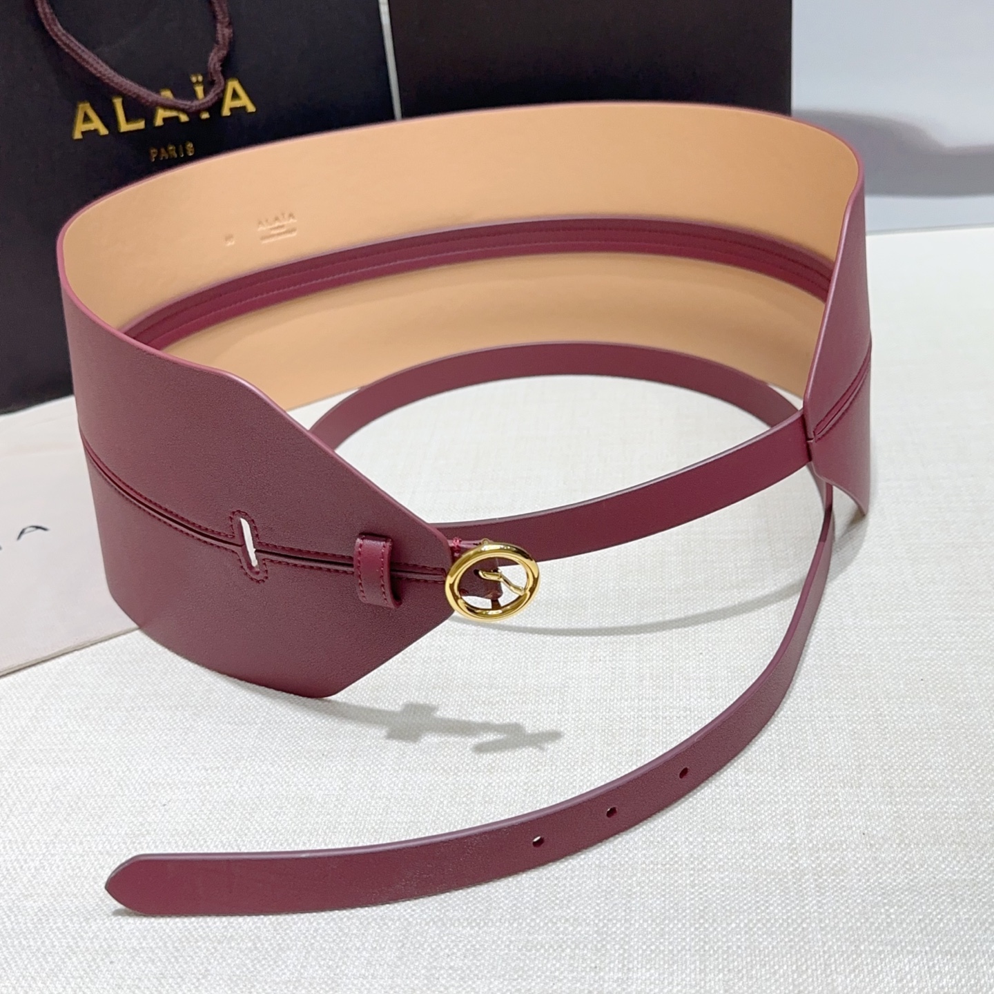 Alaia 阿来莱 腰封、品牌标志性的镂空雕花工艺，柔软牛皮制成于意大利12cm、，Alaia是一个以高