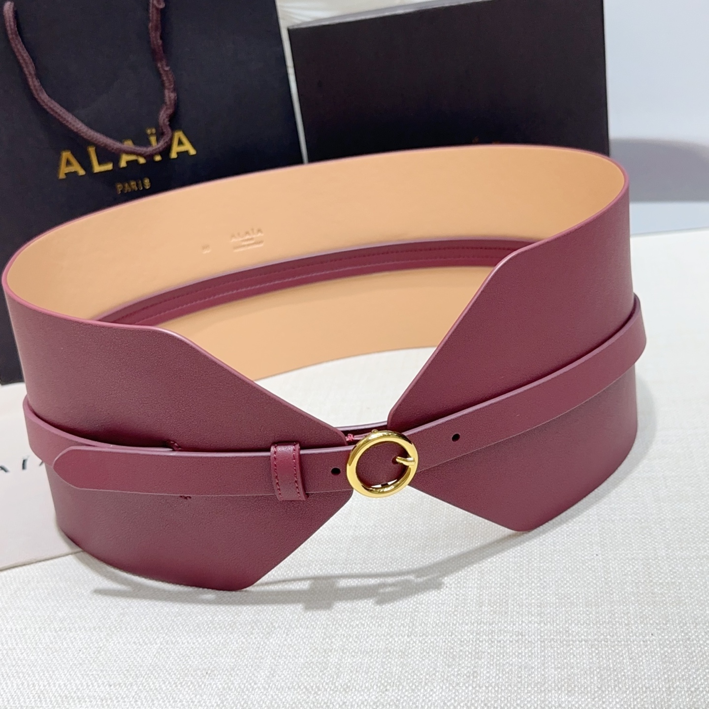 Alaia 阿来莱 腰封、品牌标志性的镂空雕花工艺，柔软牛皮制成于意大利12cm、，Alaia是一个以高
