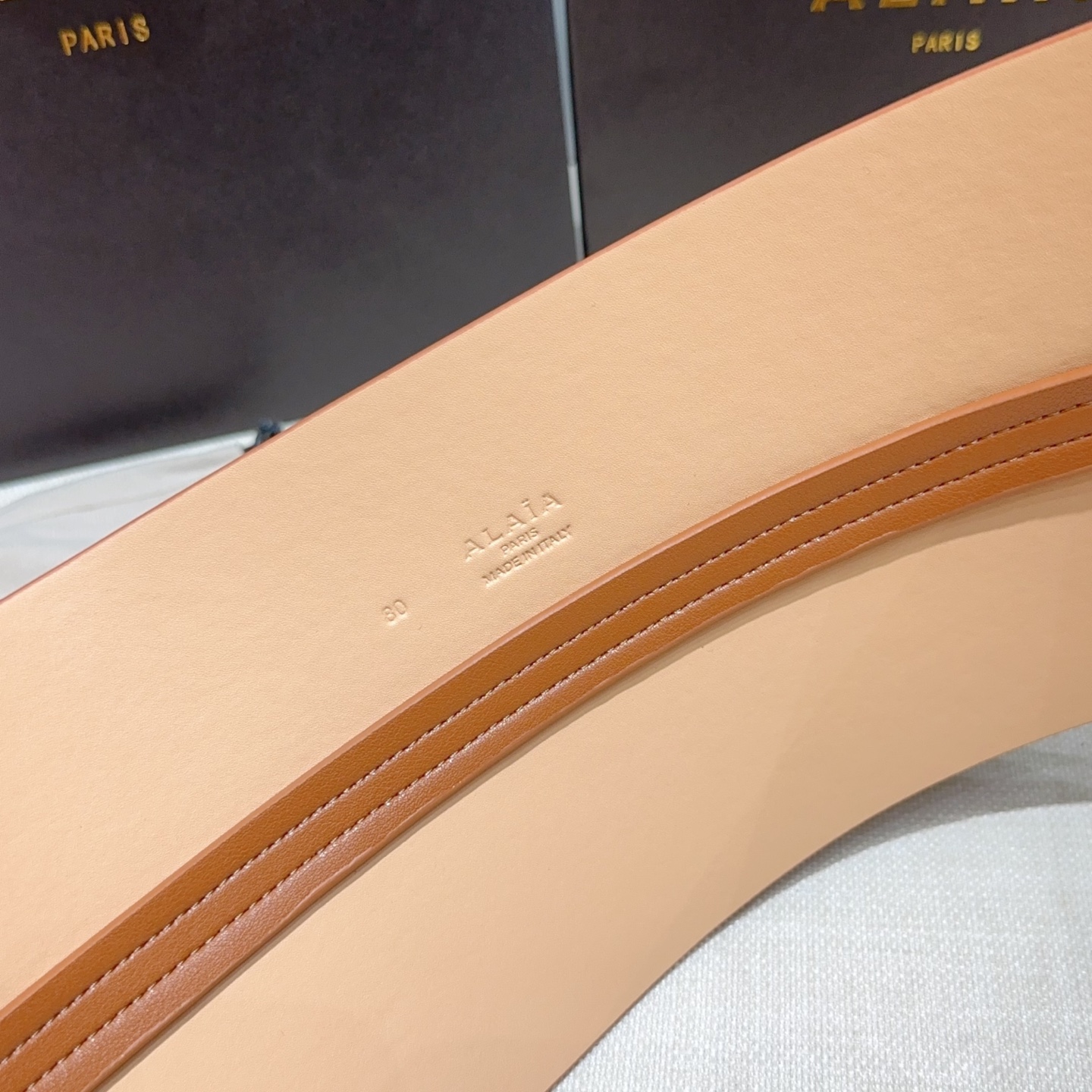 Alaia 阿来莱 腰封、品牌标志性的镂空雕花工艺，柔软牛皮制成于意大利12cm、，Alaia是一个以高