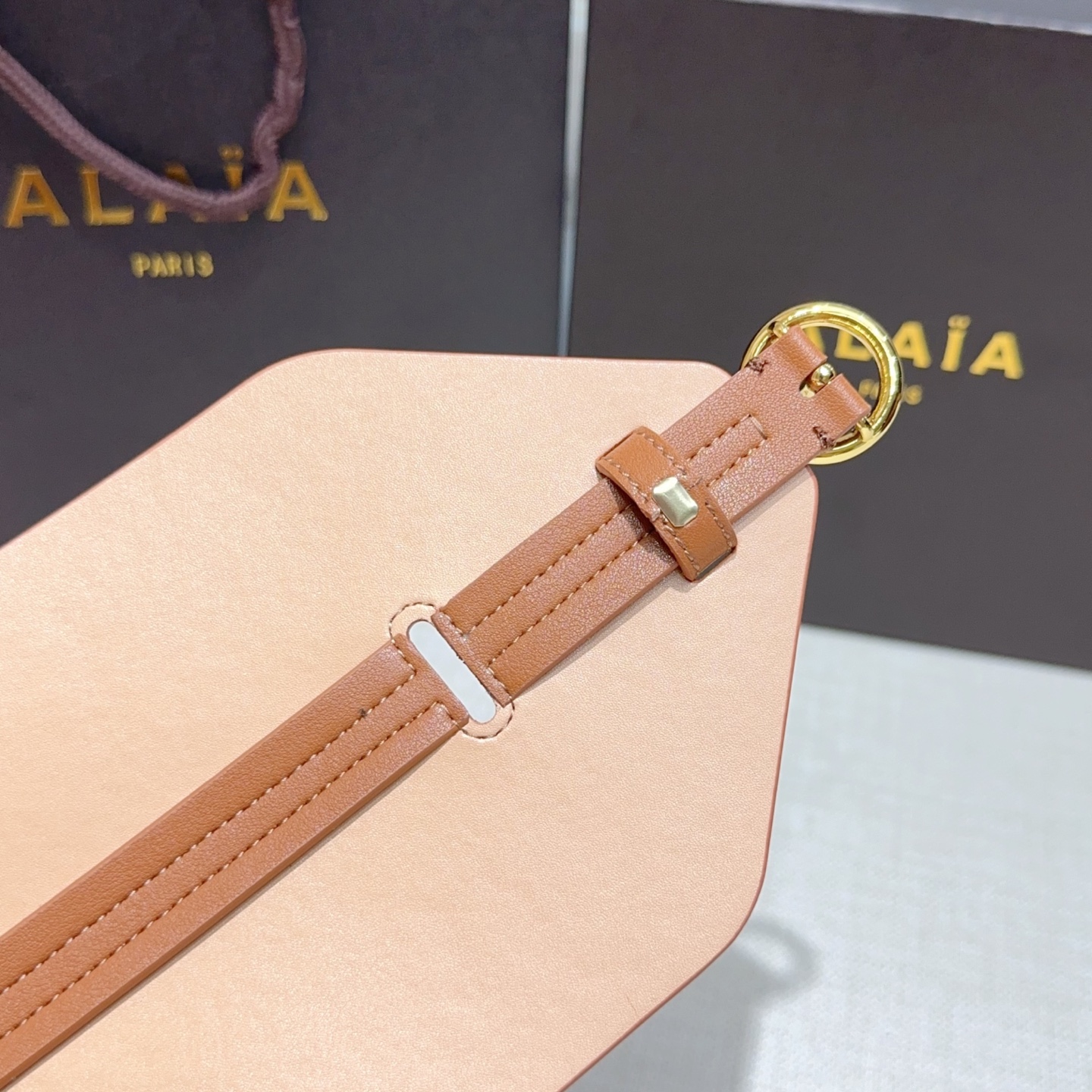 Alaia 阿来莱 腰封、品牌标志性的镂空雕花工艺，柔软牛皮制成于意大利12cm、，Alaia是一个以高