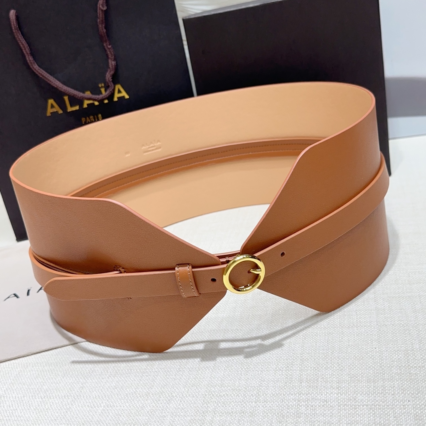 Alaia 阿来莱 腰封、品牌标志性的镂空雕花工艺，柔软牛皮制成于意大利12cm、，Alaia是一个以高