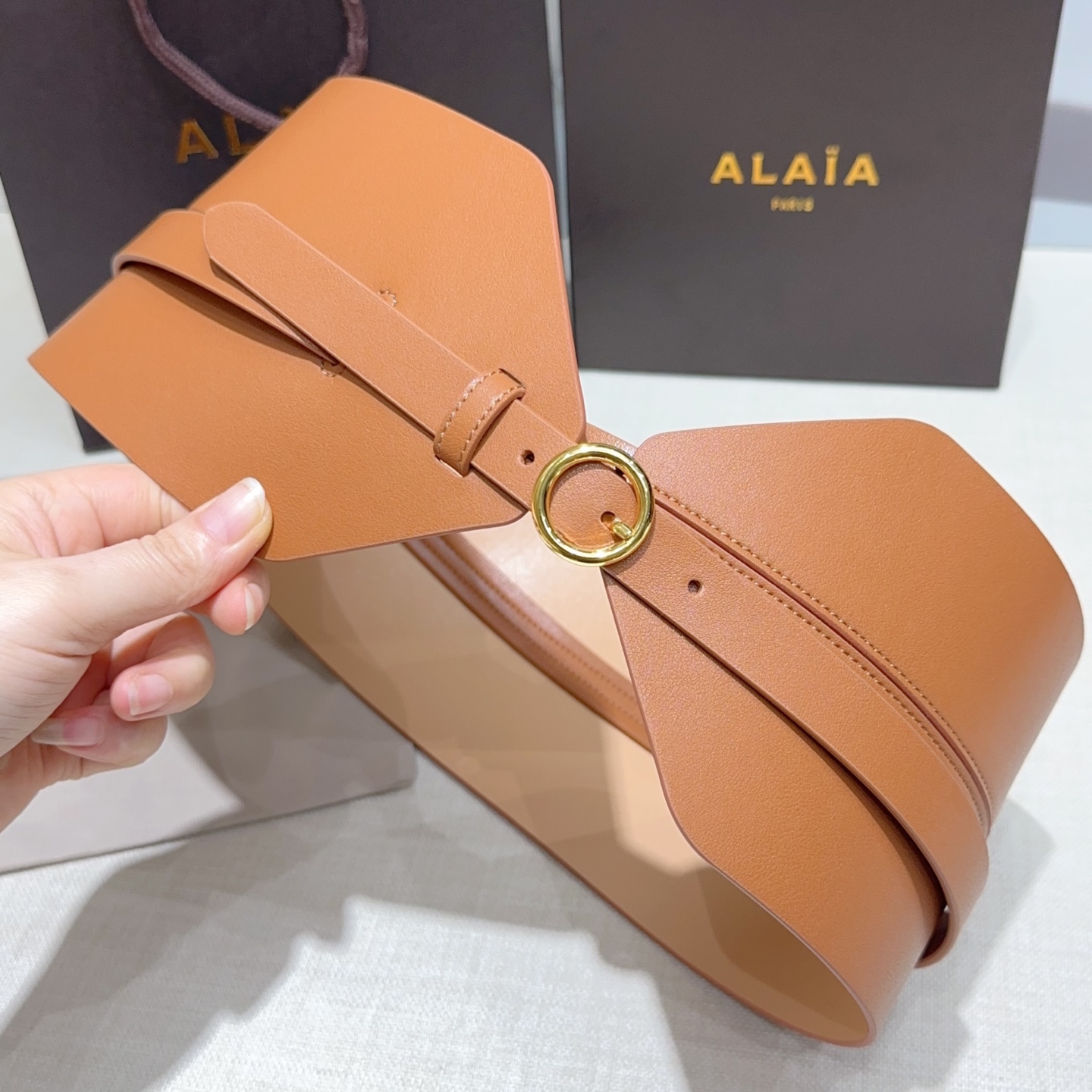 Alaia 阿来莱 腰封、品牌标志性的镂空雕花工艺，柔软牛皮制成于意大利12cm、，Alaia是一个以高