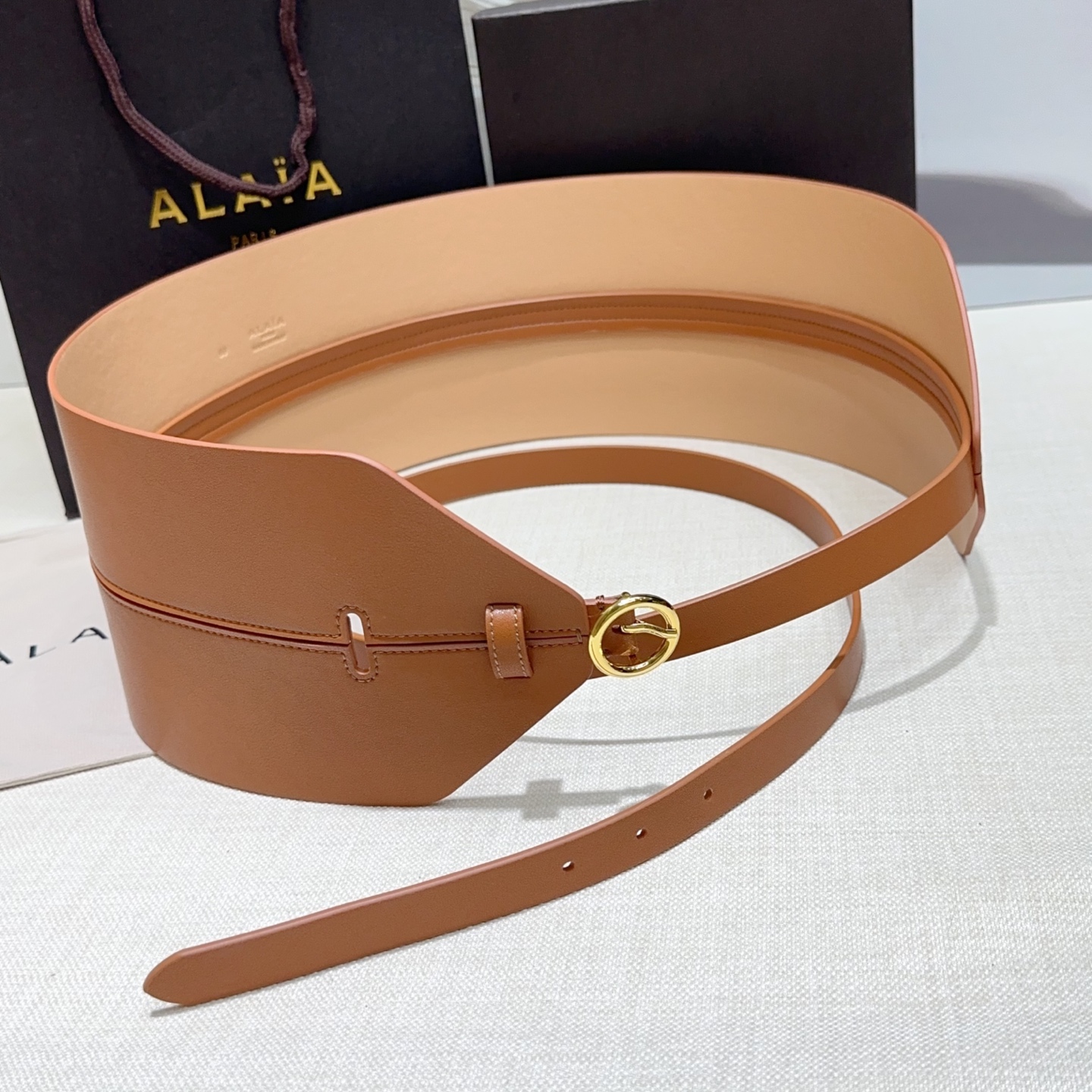 Alaia 阿来莱 腰封、品牌标志性的镂空雕花工艺，柔软牛皮制成于意大利12cm、，Alaia是一个以高