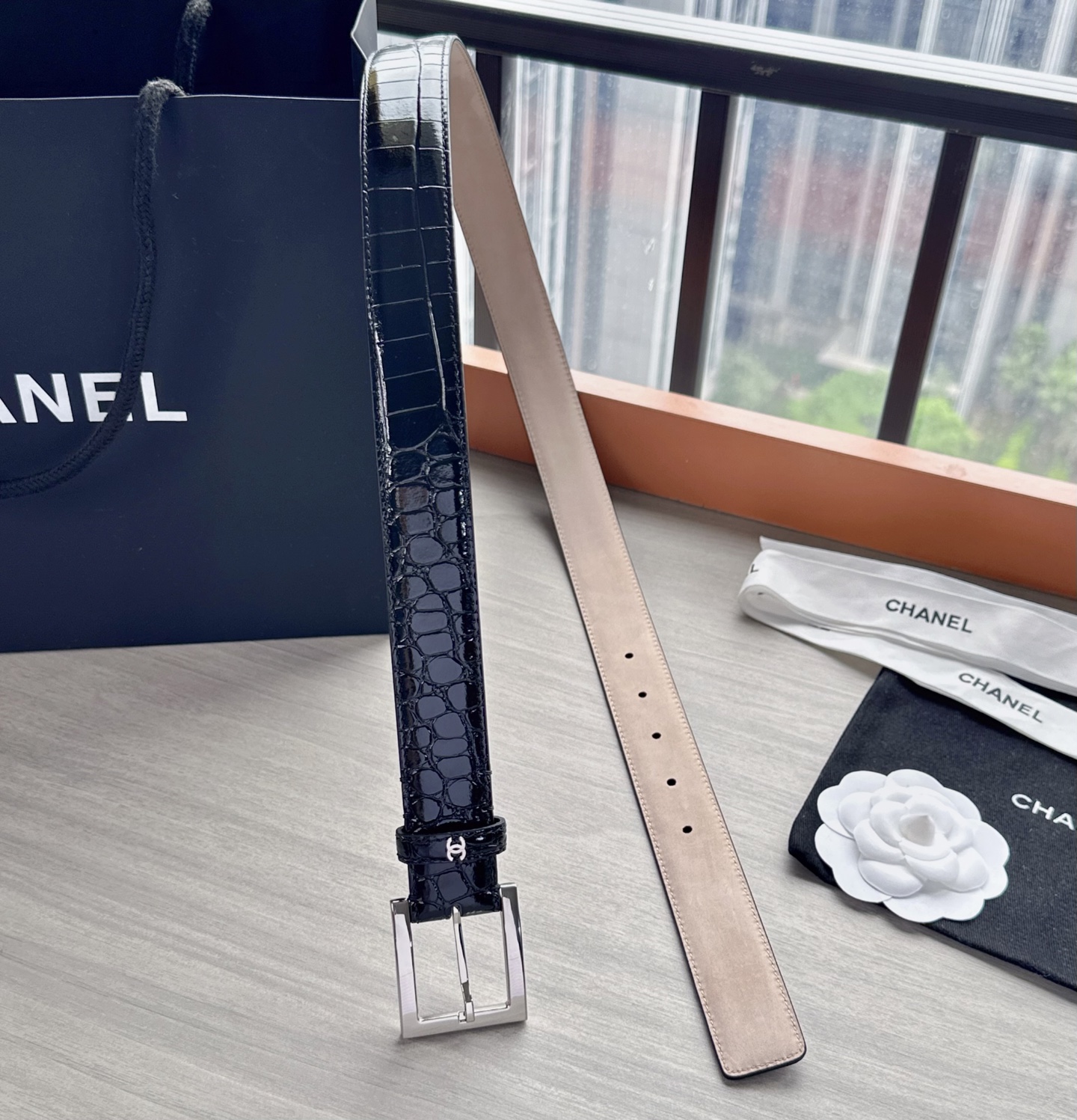 Черный кожаный ремень с серебряной пряжкой Chanel