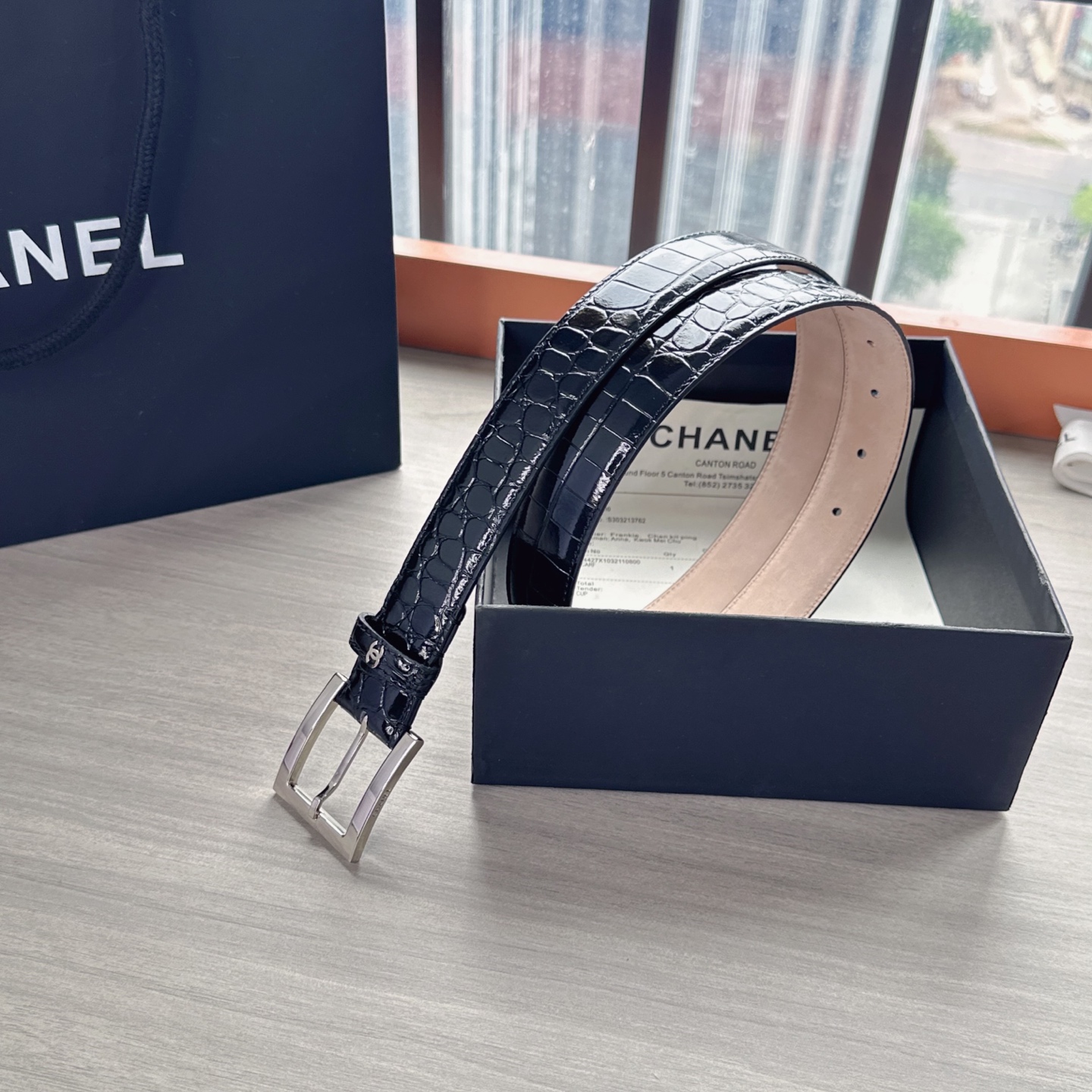 Черный кожаный ремень с серебряной пряжкой Chanel