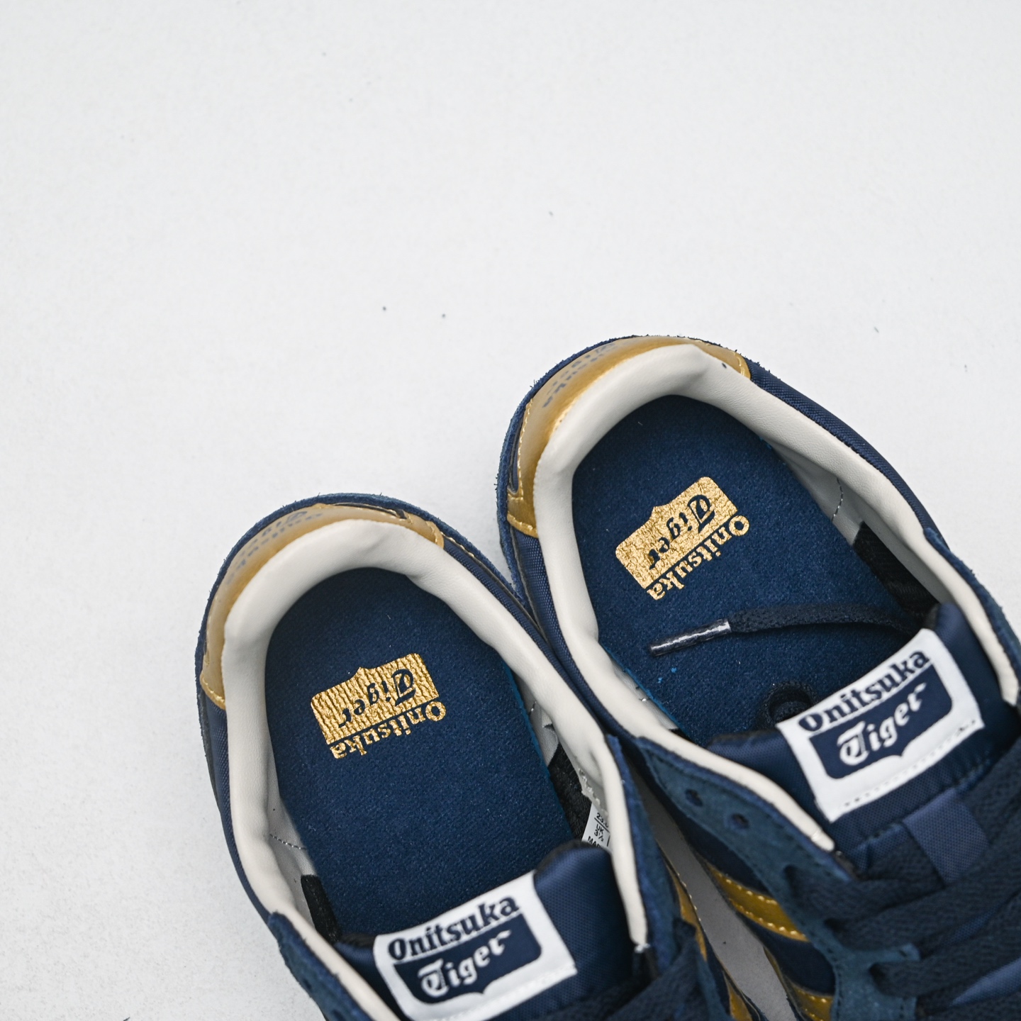新款首发💰130
Onitsuka Tiger Serrano 百搭单品
货号：1183B400-400
码数：36 37 37.5 38 39 39.5 40 40.5 41.5 42 42.5 43.5 44 44.5 45
