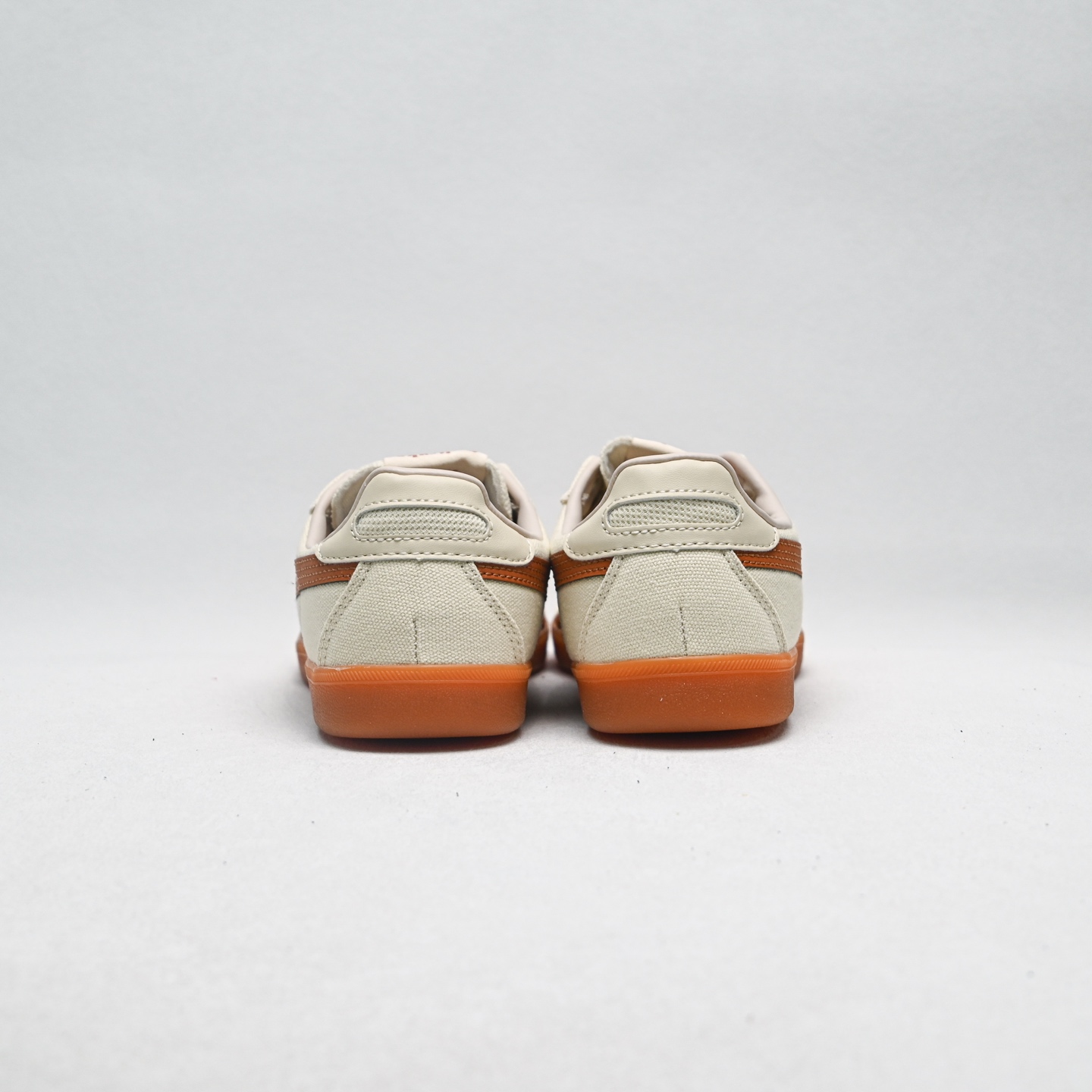 新款首发💰130
Onitsuka Tiger Tokuten 百搭单品
货号：1183A862-200
码数：36 37 37.5 38 39 39.5 40 40.5 41.5 42 42.5 43.5 44 44.5 45