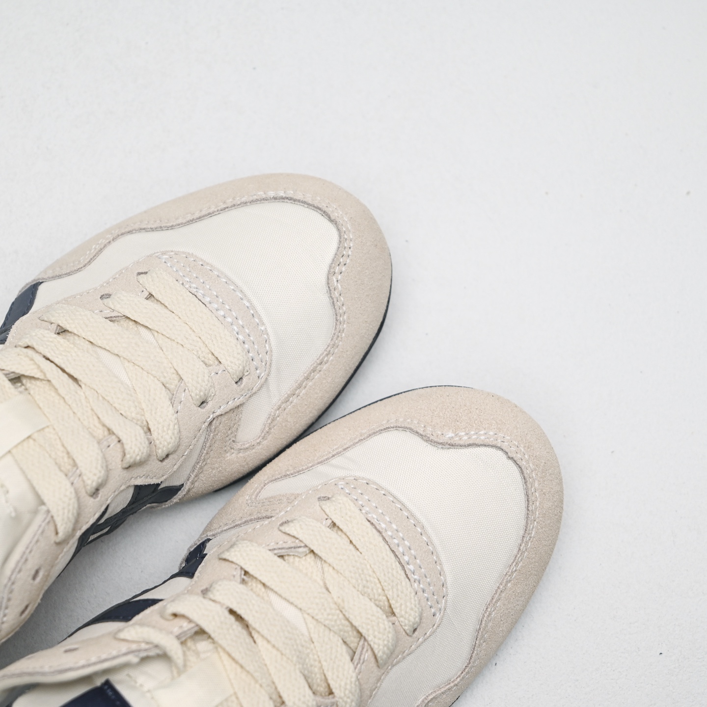 新款首发💰130
Onitsuka Tiger Serrano 百搭单品
货号：1183B400-200
码数：36 37 37.5 38 39 39.5 40 40.5 41.5 42 42.5 43.5 44 44.5 45