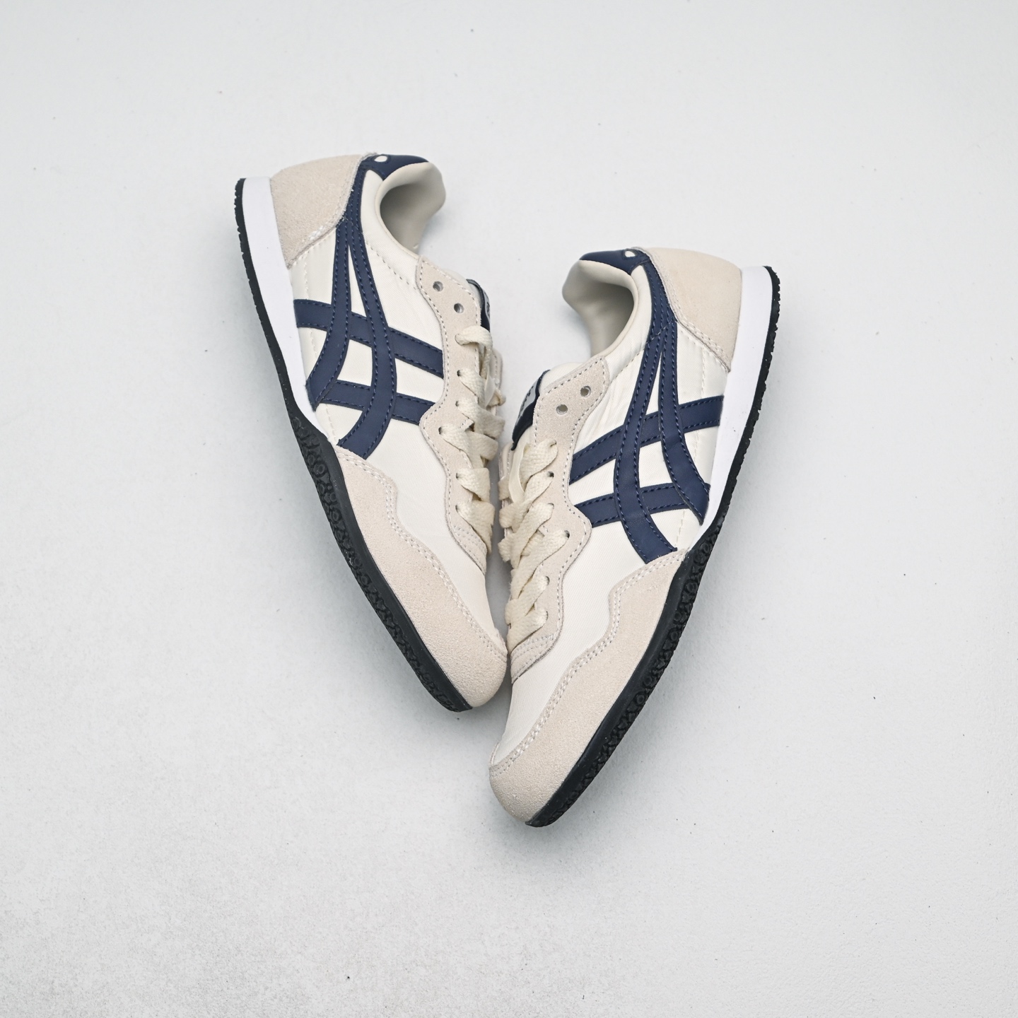 新款首发💰130
Onitsuka Tiger Serrano 百搭单品
货号：1183B400-200
码数：36 37 37.5 38 39 39.5 40 40.5 41.5 42 42.5 43.5 44 44.5 45