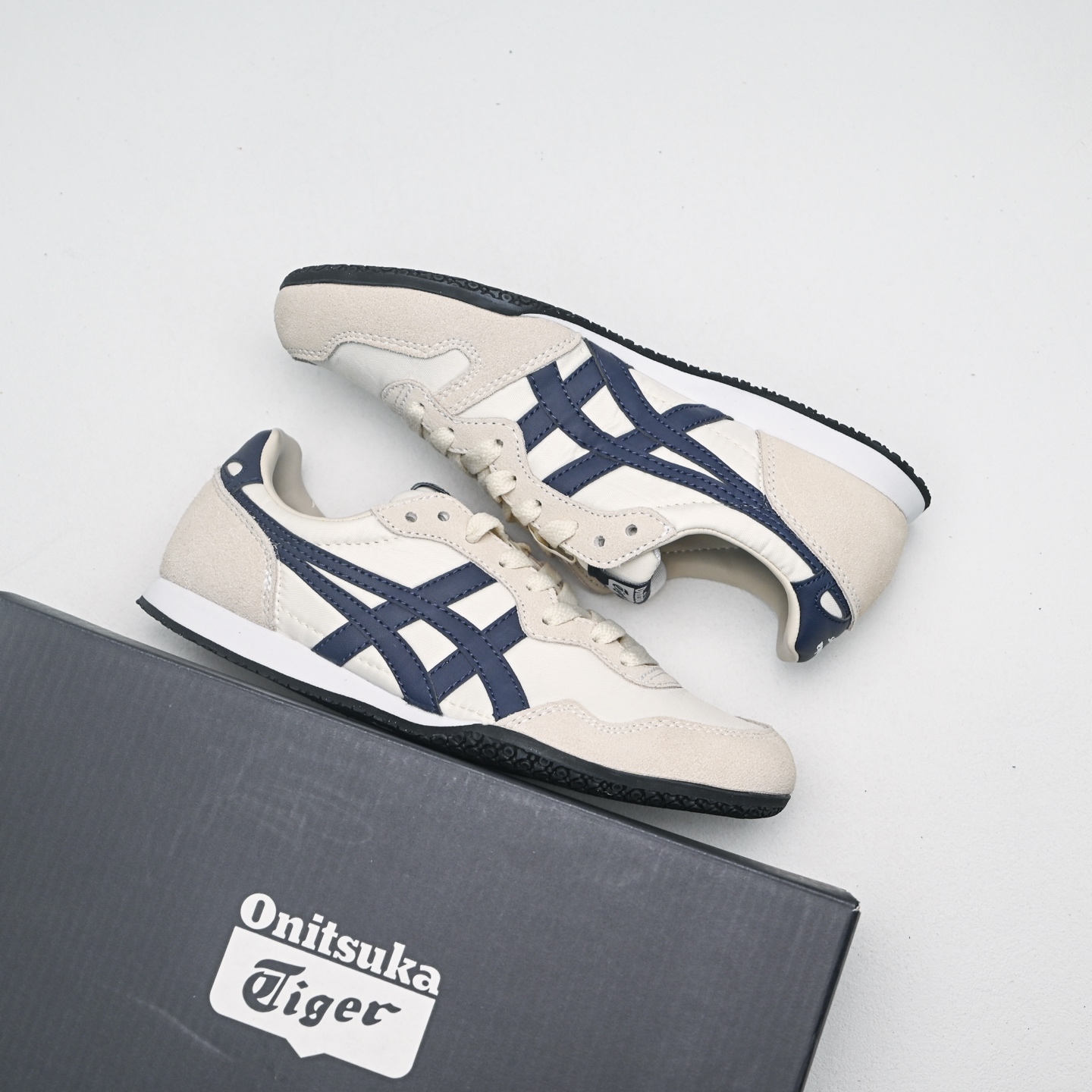 新款首发💰130
Onitsuka Tiger Serrano 百搭单品
货号：1183B400-200
码数：36 37 37.5 38 39 39.5 40 40.5 41.5 42 42.5 43.5 44 44.5 45