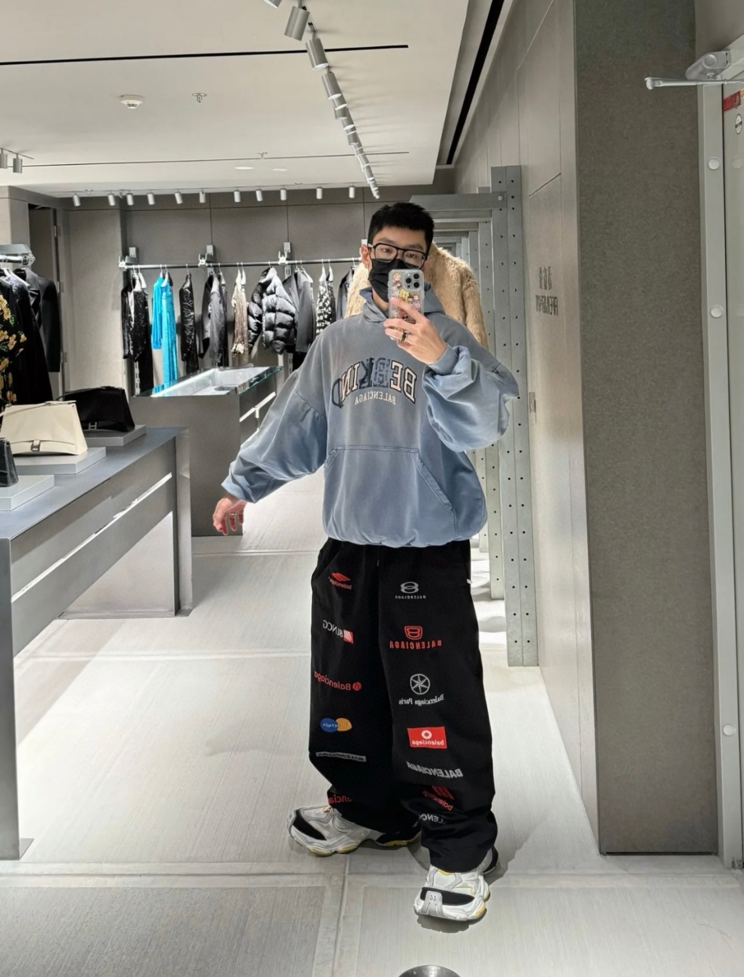 Balenciaga Logo Print Sweatpants Unisex Relaxed Fit Black, Size M, L, XL 3 a1727423987062 2552