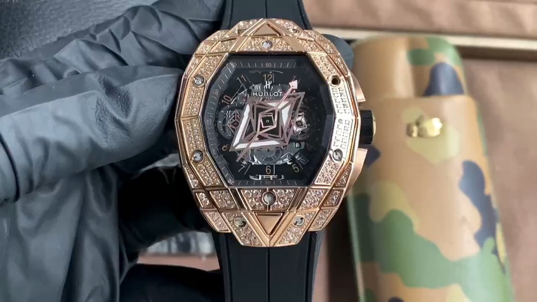 HUBLOT Launches “Big Bang Sang Bleu III” Watch with Intricate Tattoo Design - 图片 1