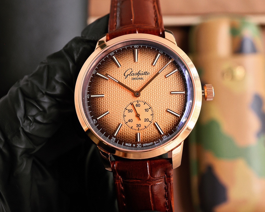 White Shell 3045: High-End Wristwatch with Elegant Design and Superior Craftsmanship