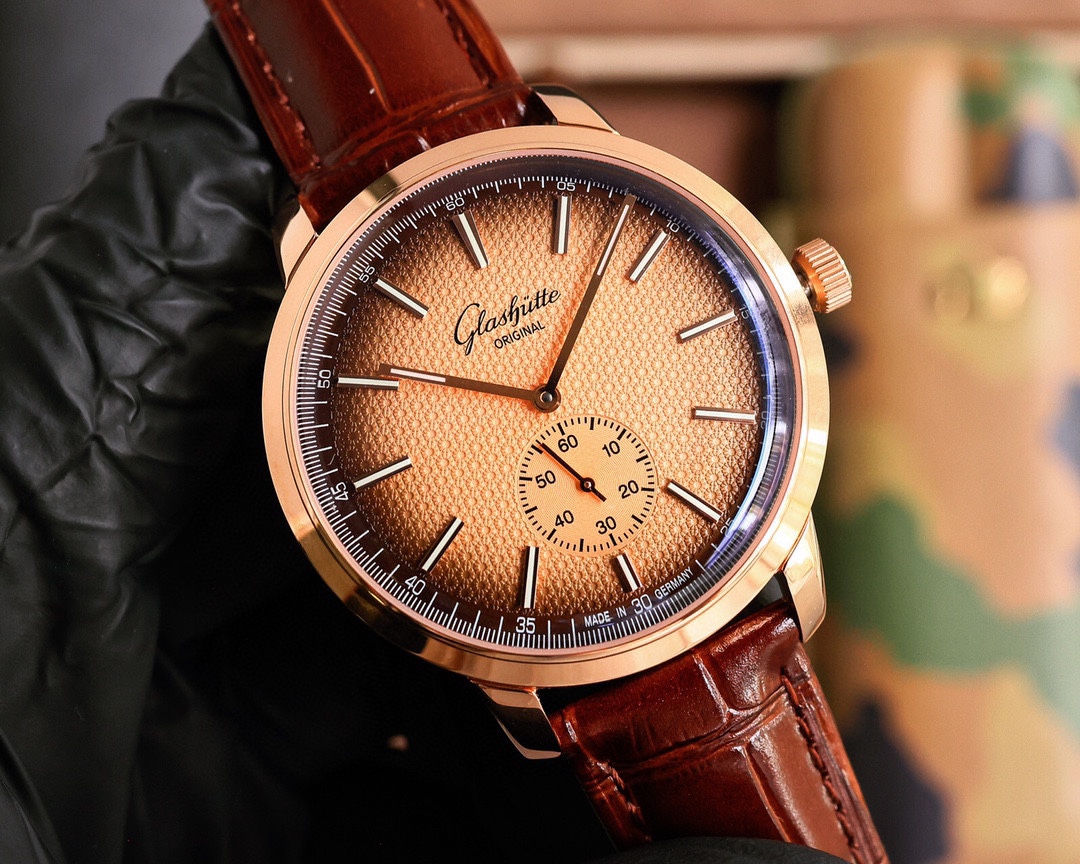 “3045 Gera Sutti: Top Market Version Wristwatch with Six-Digit Plate” - 图片 2