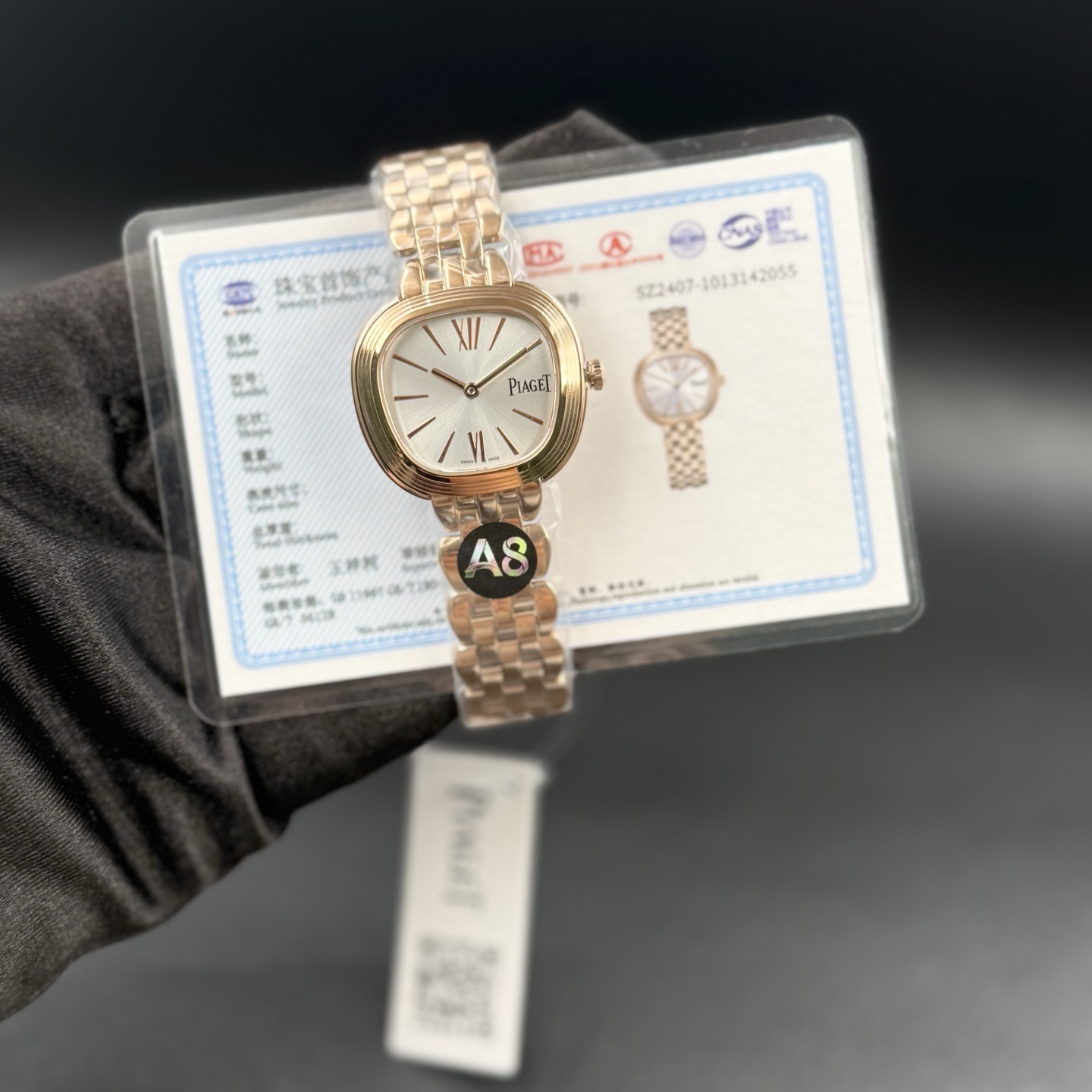 💰520钻加20金加20
A8 factory•伯爵全新腕表 #PiagetSixtie鎏金悦影系列 在瑞士钟表展「钟表与奇迹」闪亮登场!这款腕表游走于非凡制表工艺与黄金工艺之间,简直是时尚与艺术的完美结合。Sixtie腕表采用独特的梯形设计,重新诠释1960年代末大胆华丽的风格,展现出独特的魅力与优雅。
✨Sixtie系列腕表
✨直径29毫米,
✨CNC数控雕刻精钢梯形表壳
✨专柜同步超薄厚度仅仅7mm
✨银色太阳缎面打磨表盘
✨316L精钢表链,搭载伯爵进口石英机芯
认准A8出品!必属精品!大厂品质!欢迎转载!