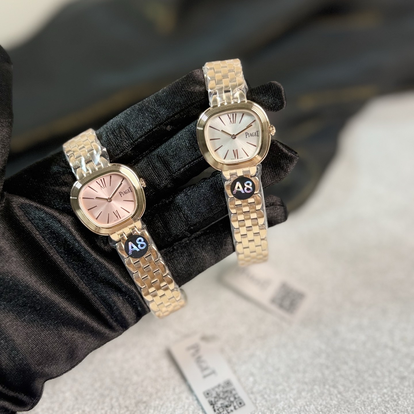 💰520钻加20金加20
A8 factory•伯爵全新腕表 #PiagetSixtie鎏金悦影系列 在瑞士钟表展「钟表与奇迹」闪亮登场!这款腕表游走于非凡制表工艺与黄金工艺之间,简直是时尚与艺术的完美结合。Sixtie腕表采用独特的梯形设计,重新诠释1960年代末大胆华丽的风格,展现出独特的魅力与优雅。
✨Sixtie系列腕表
✨直径29毫米,
✨CNC数控雕刻精钢梯形表壳
✨专柜同步超薄厚度仅仅7mm
✨银色太阳缎面打磨表盘
✨316L精钢表链,搭载伯爵进口石英机芯
认准A8出品!必属精品!大厂品质!欢迎转载!