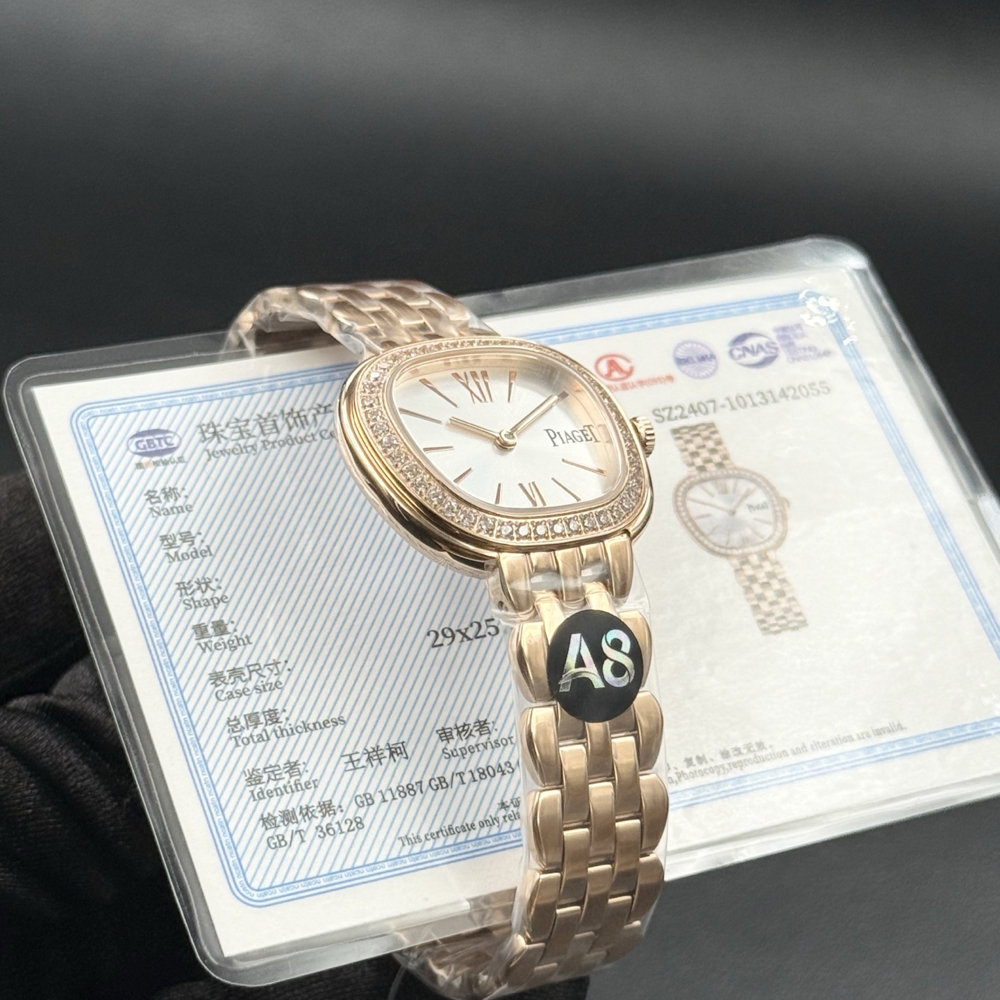 💰520钻加20金加20
A8 factory•伯爵全新腕表 #PiagetSixtie鎏金悦影系列 在瑞士钟表展「钟表与奇迹」闪亮登场!这款腕表游走于非凡制表工艺与黄金工艺之间,简直是时尚与艺术的完美结合。Sixtie腕表采用独特的梯形设计,重新诠释1960年代末大胆华丽的风格,展现出独特的魅力与优雅。
✨Sixtie系列腕表
✨直径29毫米,
✨CNC数控雕刻精钢梯形表壳
✨专柜同步超薄厚度仅仅7mm
✨银色太阳缎面打磨表盘
✨316L精钢表链,搭载伯爵进口石英机芯
认准A8出品!必属精品!大厂品质!欢迎转载!