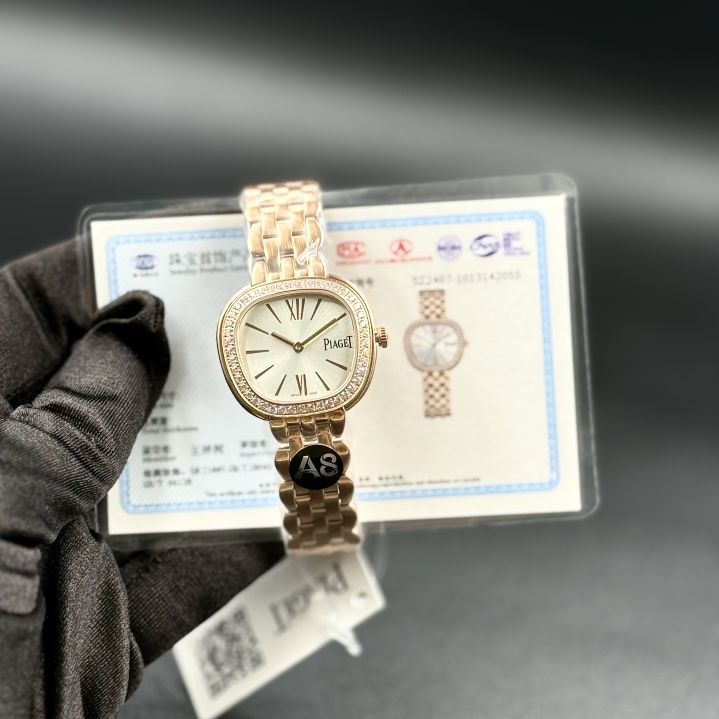 💰520钻加20金加20
A8 factory•伯爵全新腕表 #PiagetSixtie鎏金悦影系列 在瑞士钟表展「钟表与奇迹」闪亮登场!这款腕表游走于非凡制表工艺与黄金工艺之间,简直是时尚与艺术的完美结合。Sixtie腕表采用独特的梯形设计,重新诠释1960年代末大胆华丽的风格,展现出独特的魅力与优雅。
✨Sixtie系列腕表
✨直径29毫米,
✨CNC数控雕刻精钢梯形表壳
✨专柜同步超薄厚度仅仅7mm
✨银色太阳缎面打磨表盘
✨316L精钢表链,搭载伯爵进口石英机芯
认准A8出品!必属精品!大厂品质!欢迎转载!