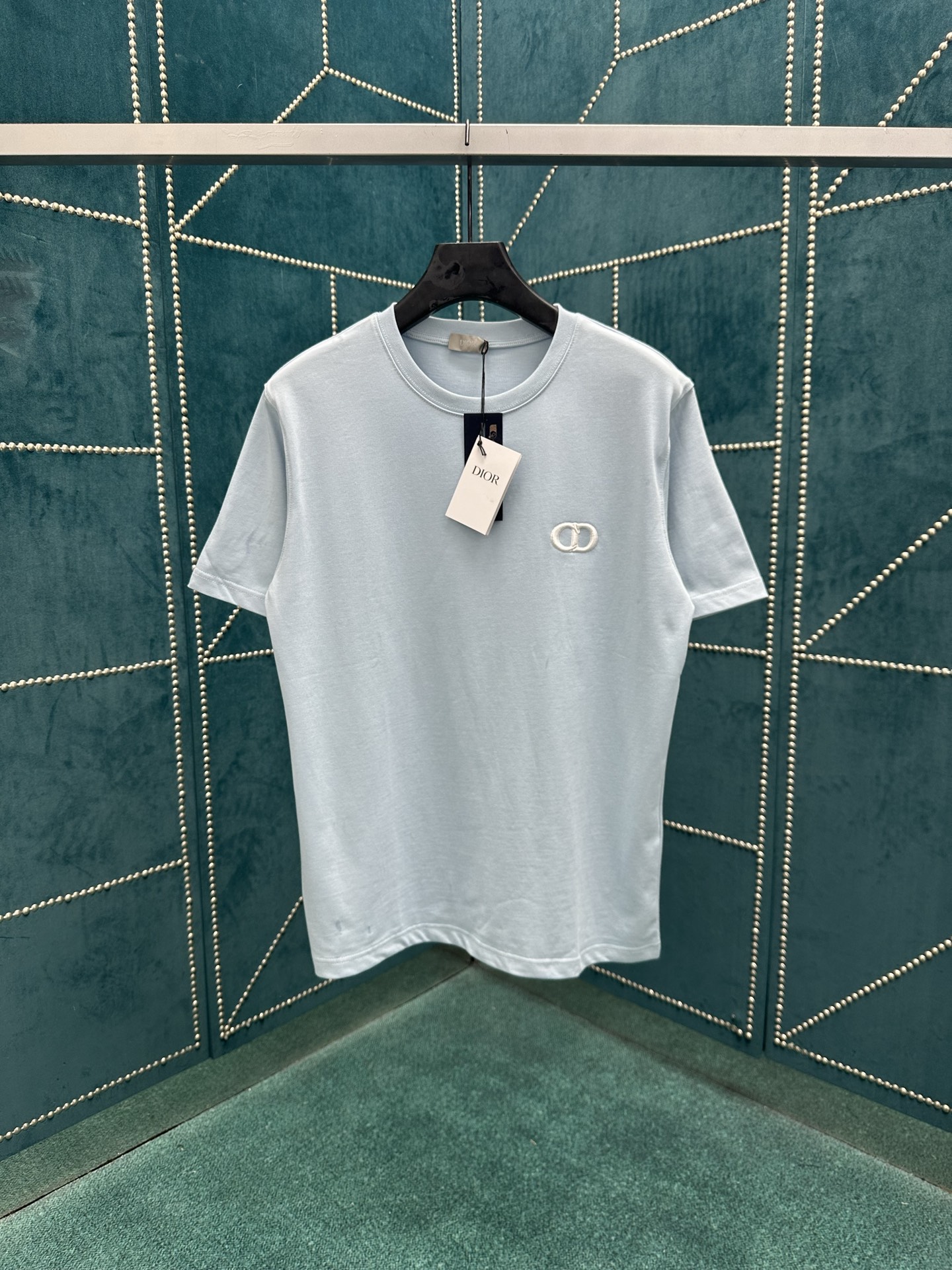 NO:498758,Dior 25ss new blue T-shirt combines elegant temperament and casual style. It is carefully crafted from dense cotton jersey fabric, with contrasting CD Icon embroidery on the chest. Loose fit and ribbed round neck design can be easily matched with various jeans or sportswear. Size S.M.L.XL.,,dior,jeans,alexander wang19860909迪奥 25ss新款蓝色 T 恤结合典雅气质与休闲风范.采用密织棉质平纹针织面料精心制作,胸前饰以对比鲜明的 CD Icon 刺绣.宽松版型和罗纹圆领设计,可与各式牛仔裤或运动服饰轻松搭配. 码数S.M.L.XL.,,dior,jeans,alexander wang,Men's clothing