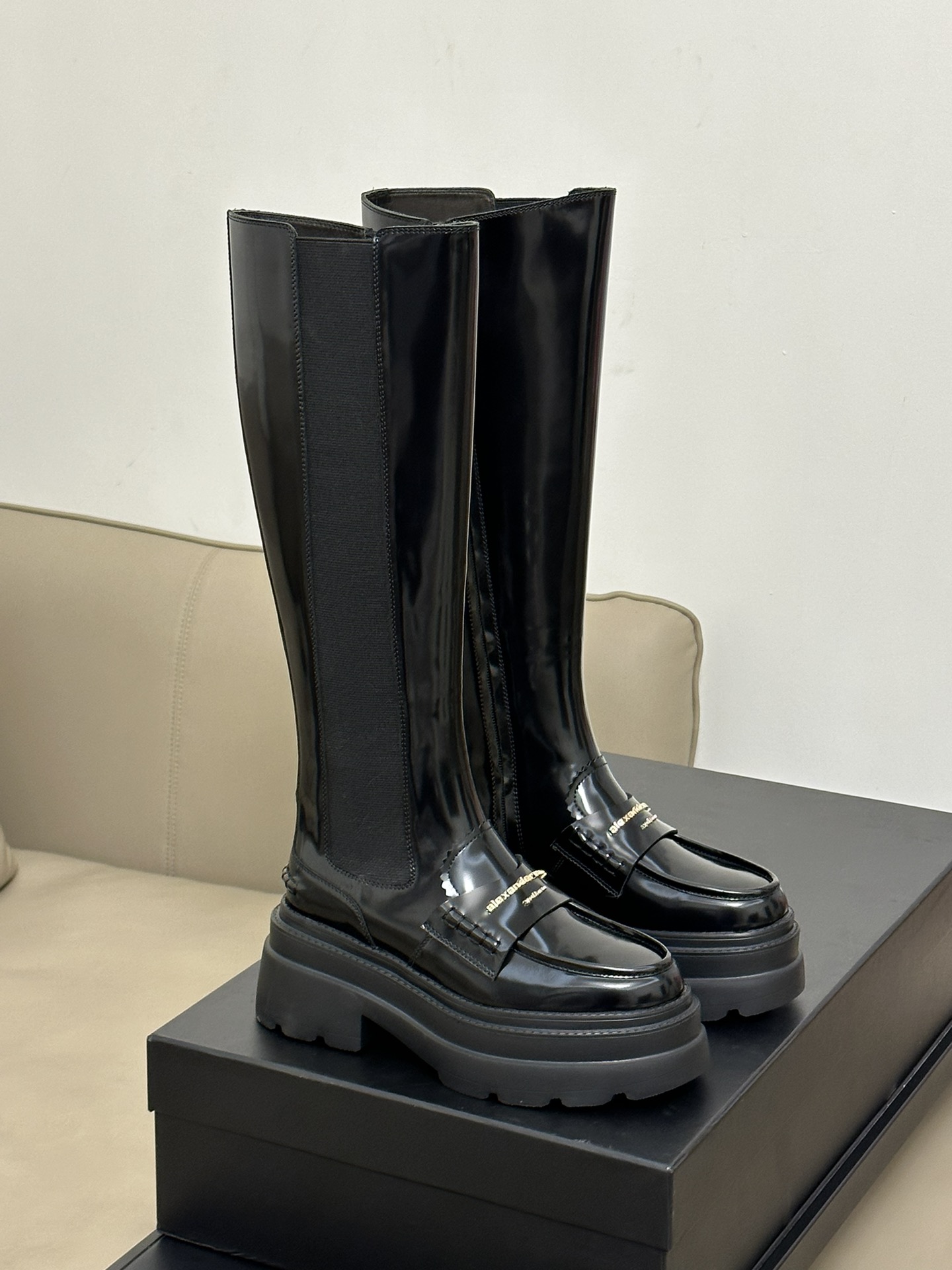 NO:466603,High-quality alexanderwang new arrival~ Dawang autumn and winter thick sole high boots, long-legged weapon, rubber reinforcement on both sides of the boot, which is very inclusive to the calves. Loafer upper, exquisite details!  Open-edge bead cowhide upper, sheepskin inner 35-39 40 custom made, boots, alexander wang,loafers, boots,cowhide,sheepskin19860909高品质 alexanderwang new arrival～ 大王秋冬厚底高靴 长腿利器,靴筒两侧橡筋加持,对小腿包容性很好 乐福鞋面 ,细节精致！ 开边珠牛皮鞋面,羊皮内里 35-39 40订做,靴子,alexander wang,loafers,boots,cowhide,sheepskin,Women's Shoes