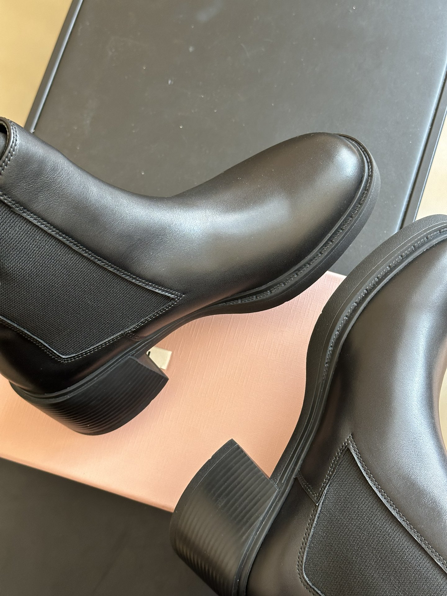 rogervivierfw23newarrivalrv23秋冬方扣粗跟切尔西靴简约精致水钻方扣点缀气质华