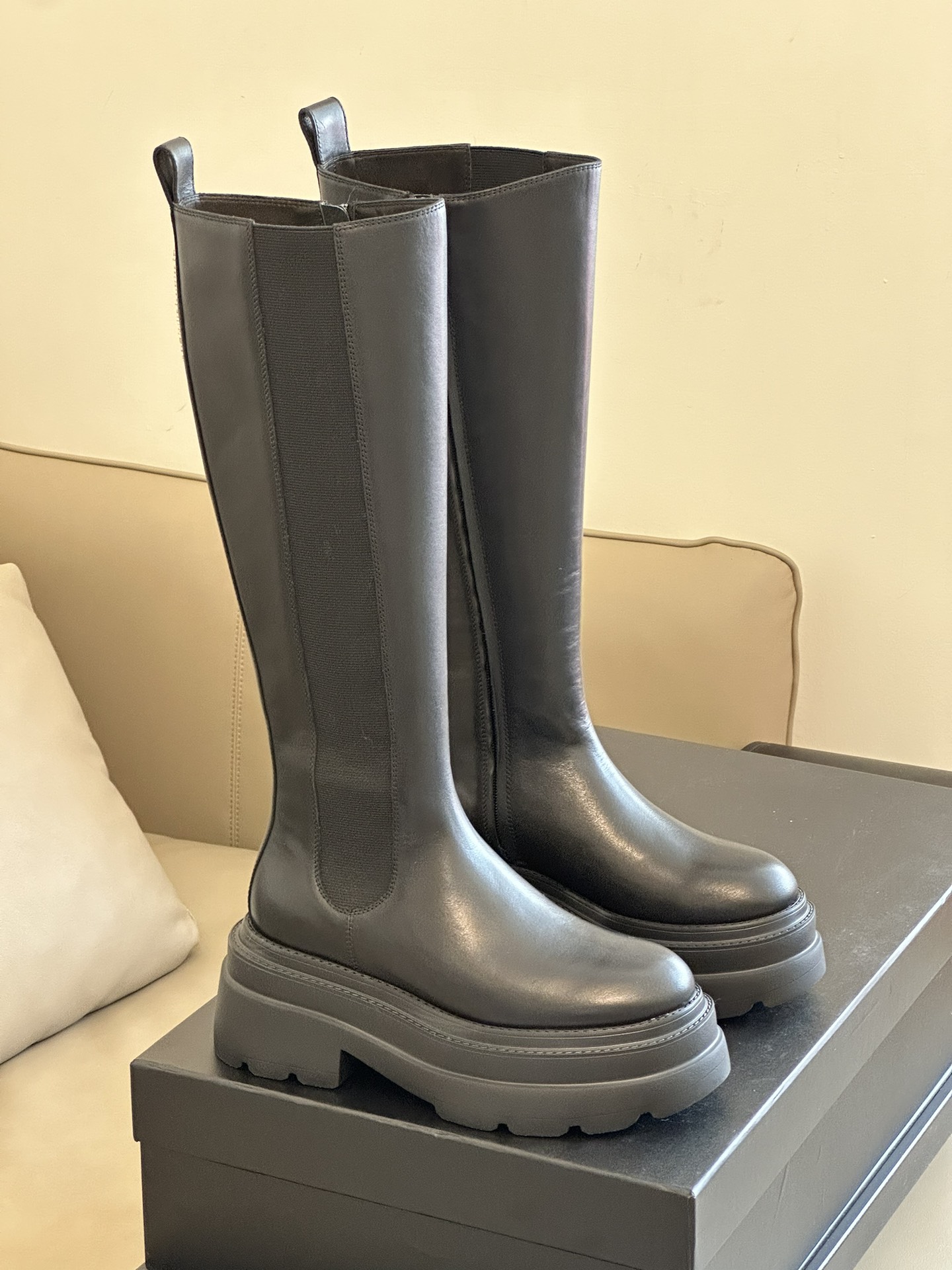 NO:466596,High-quality alexanderwang fw23 new arrival~ Dawang autumn and winter thick sole high boots, long-legged weapon, rubber reinforcement on both sides of the boot, very inclusive to the calf. Loafer upper, exquisite details!  Open-edge bead cowhide upper, sheepskin inner two layouts, optional top quality 35-40 40 customization, boots, alexander wang, loafers, boots, cowhide, sheepskin19860909高品质 alexanderwang fw23 new arrival～ 大王秋冬厚底高靴 长腿利器,靴筒两侧橡筋加持,对小腿包容性很好 乐福鞋面 ,细节精致！ 开边珠牛皮鞋面,羊皮内里 两个版面,可选 顶级精品35-40 40定制,靴子,alexander wang,loafers,boots,cowhide,sheepskin,Women's Shoes