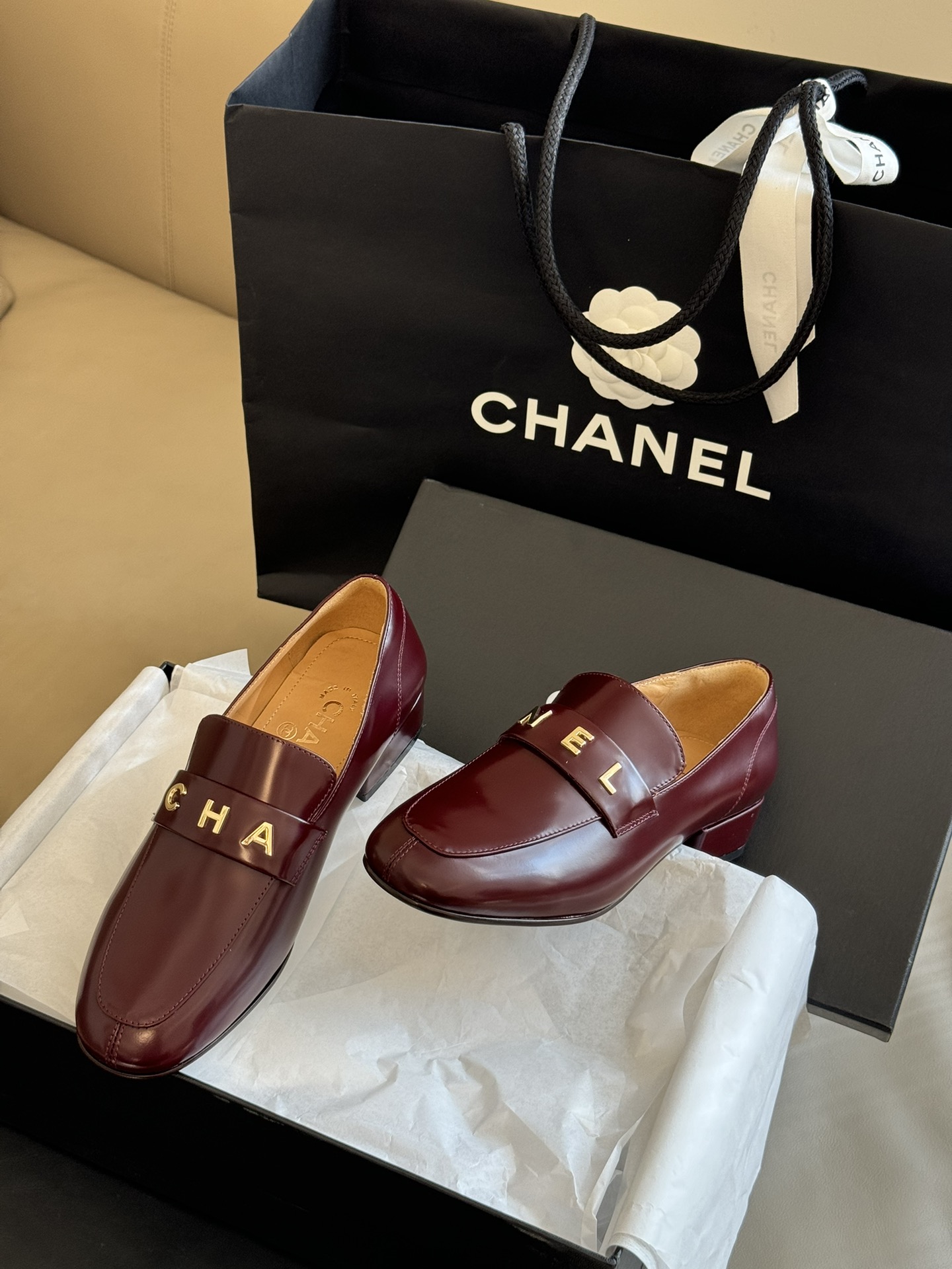 chanelfw23newarrival小香字母乐福鞋新品鸳鸯字母鞋精致好看的鞋跟比较宽2.5cm的高度