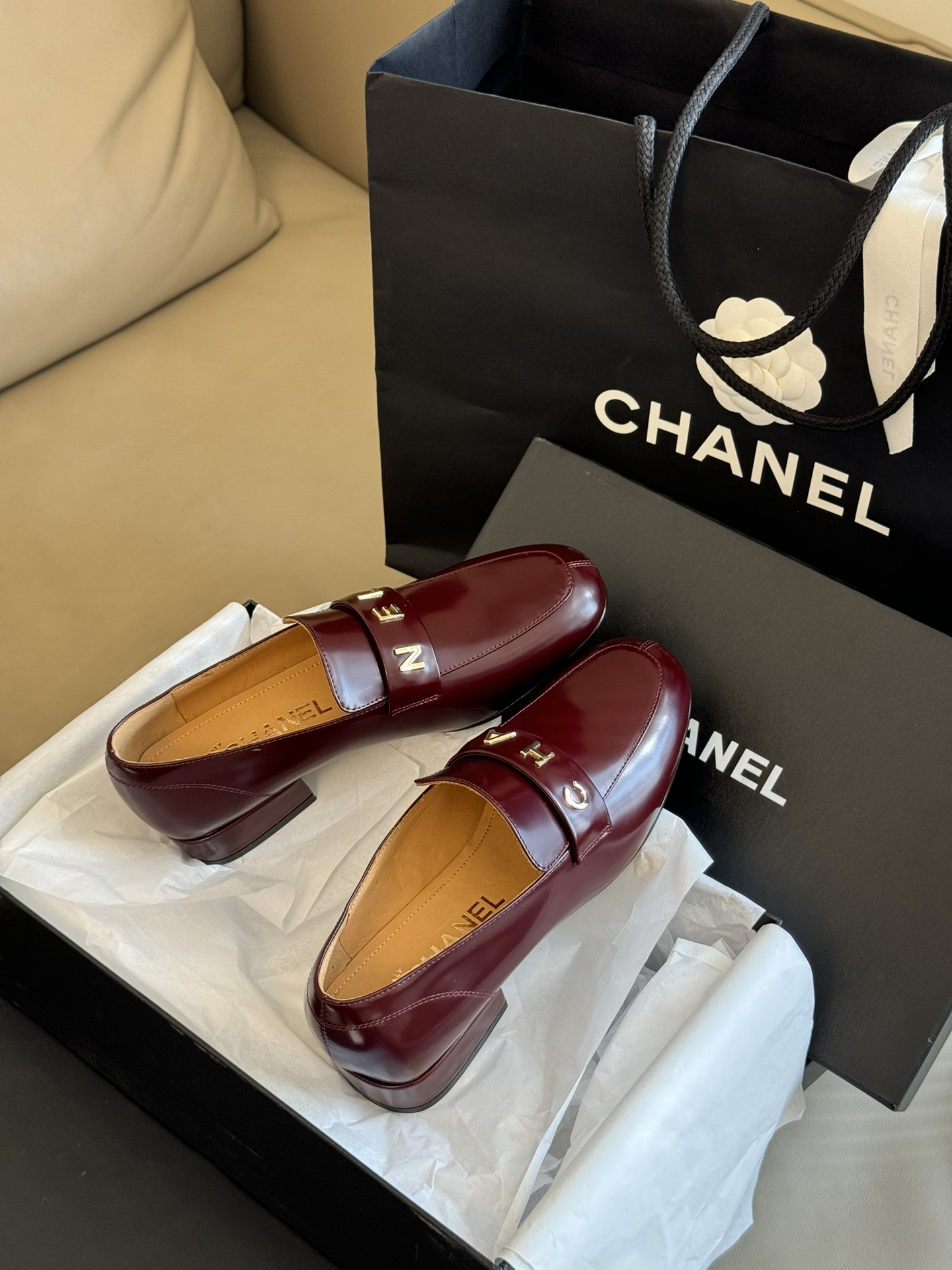 chanelfw23newarrival小香字母乐福鞋新品鸳鸯字母鞋精致好看的鞋跟比较宽2.5cm的高度