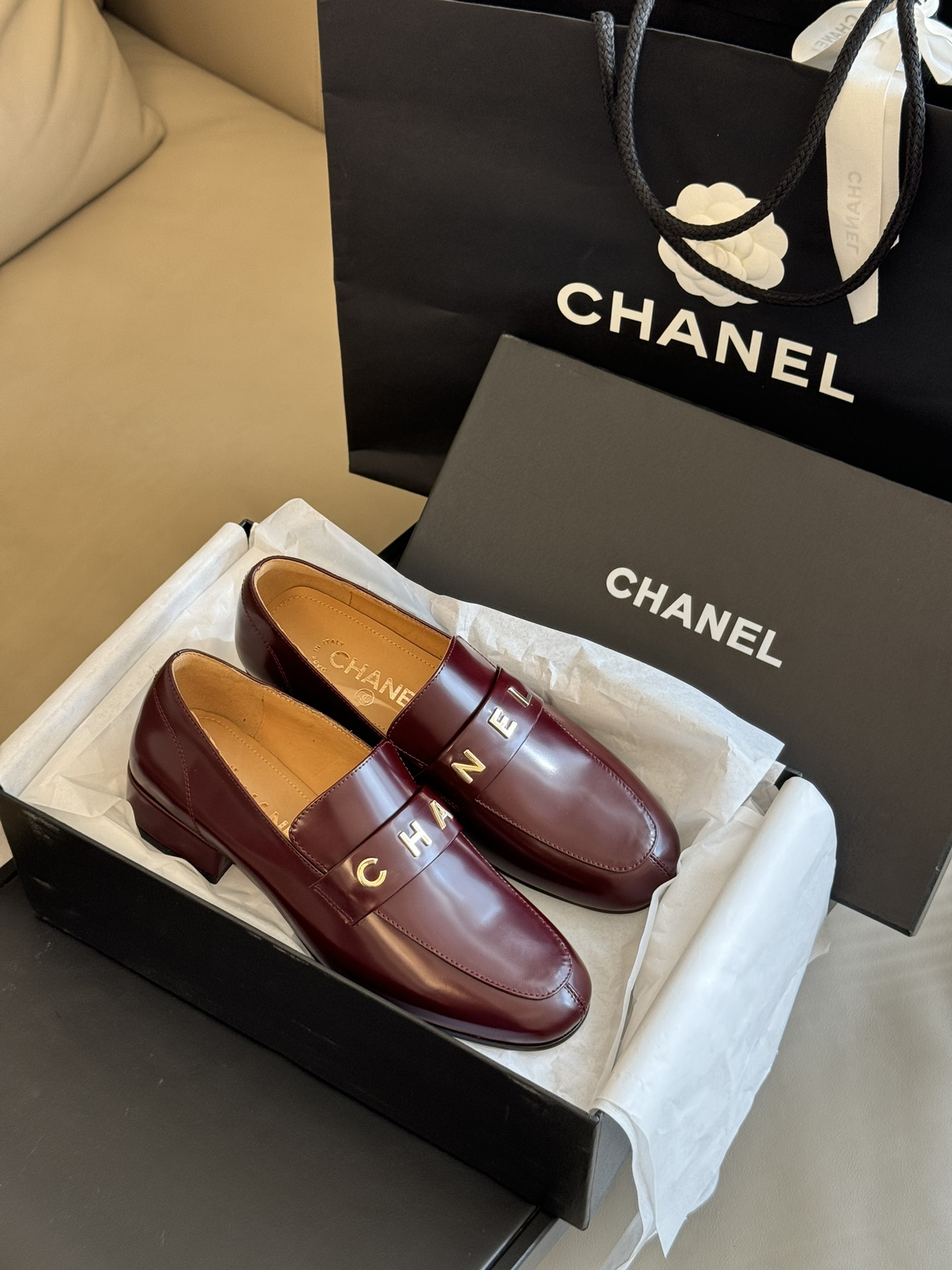 chanelfw23newarrival小香字母乐福鞋新品鸳鸯字母鞋精致好看的鞋跟比较宽2.5cm的高度