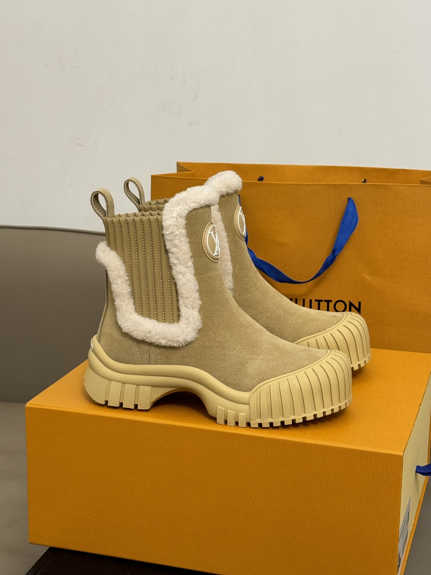 NO:616413,Top quality L...V classic new arrival~ L family's autumn and winter shell-toe wool boots are really good-looking. Wool fringe decoration, so gentle. The shell-toe shape is cute and cute. The effect of increasing height is also good. The fur is integrated with the inner lining and feet, warm in cold winter. size35-41, boots, louis vuitton, boots19860909顶级品质 L…V 经典new arrival～ L家秋冬贝壳头羊毛靴子 真的太好看了吧 羊毛衍边装饰,好温婉 贝壳头造型 俏皮可爱增高效果也不错呀 皮毛一体内里和垫脚,温暖寒冬 size35-41,靴子,louis vuitton,boots,Women's Shoes