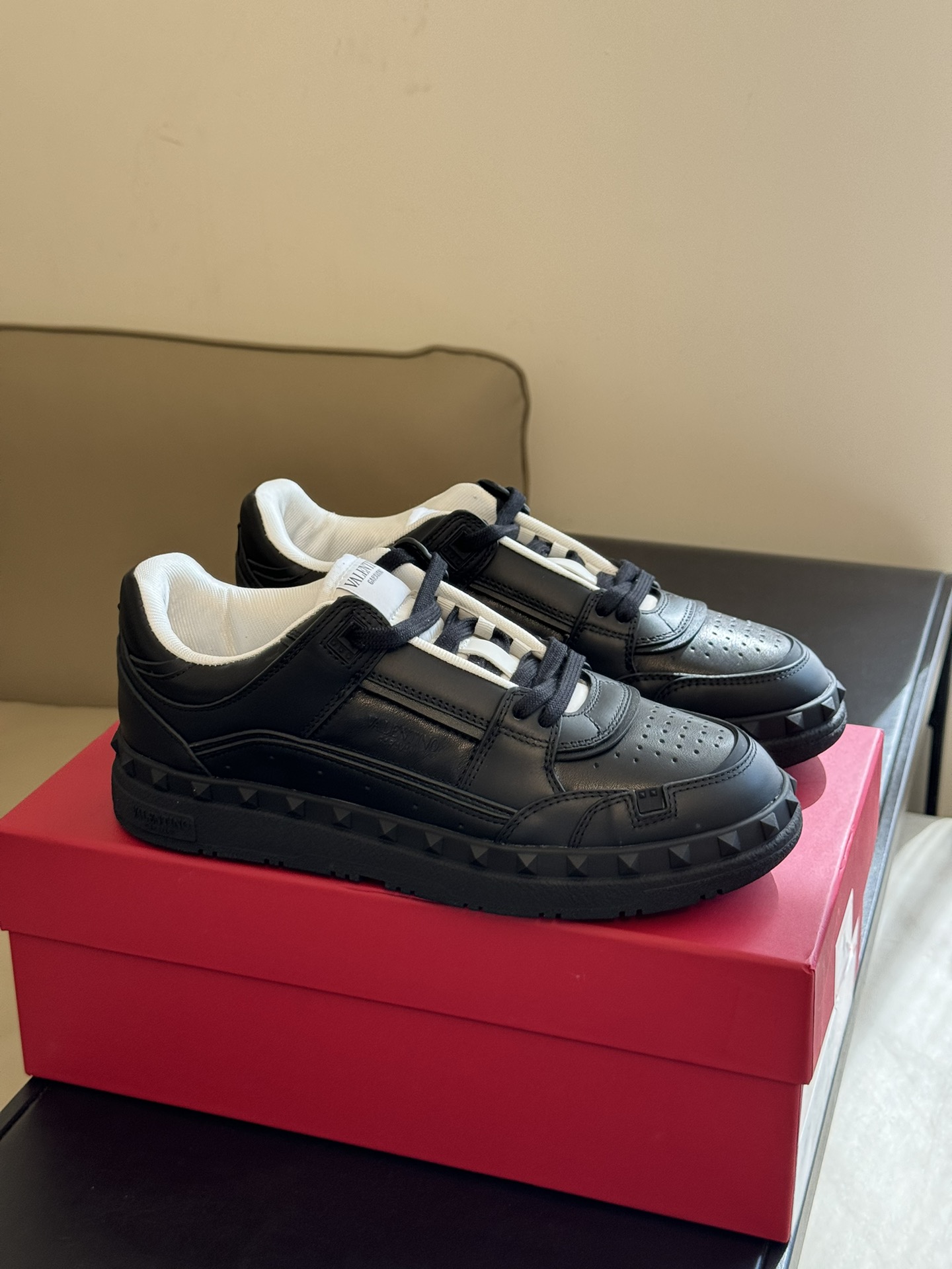 NO:613509,: valenti…no couple’s sneakers, classic wicker decoration, highly recognizable, calfskin and suede stitching, full of texture details, couple size 35-45, casual shoes/sneakers, valentino, sneakers, cowhide, chamois leather19860909: valenti…no 情侣款运动鞋 经典柳丁装饰,极高辨识度 小牛皮和麂皮拼接,质感细节满满 情侣size 35-45,休闲鞋/运动鞋,valentino,sneakers,cowhide,chamois leather,Women's Shoes