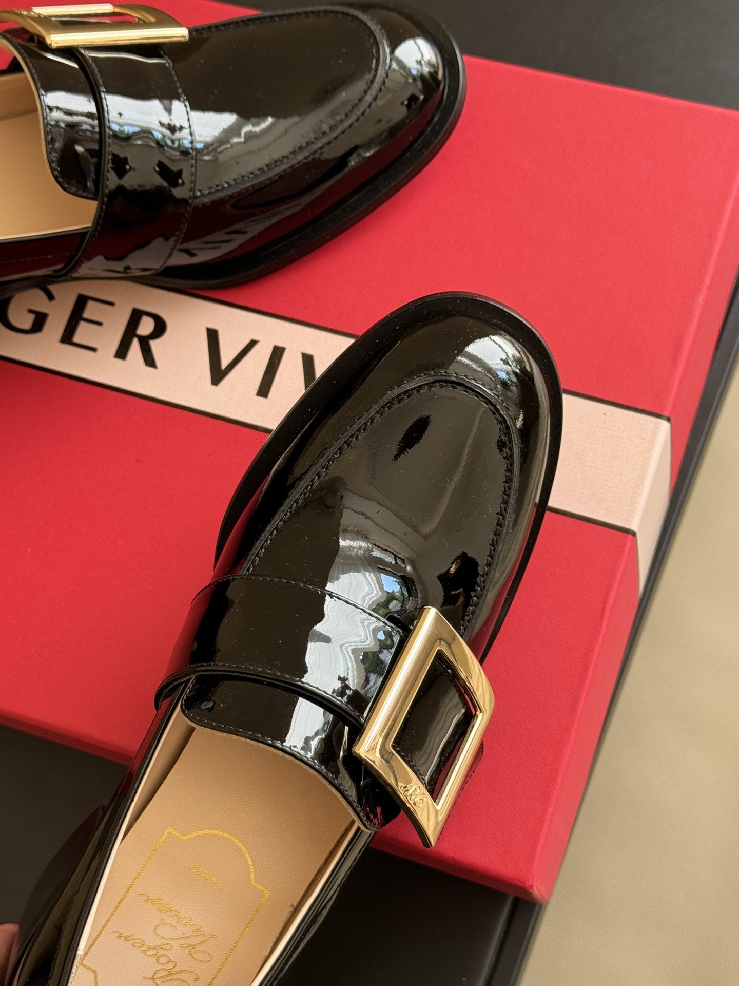 RV5.5cm乐福鞋好看到起飞全新上线的乐福鞋比起之前经典款别致的把方扣改小放到了侧面鞋身更加秀气穿着起