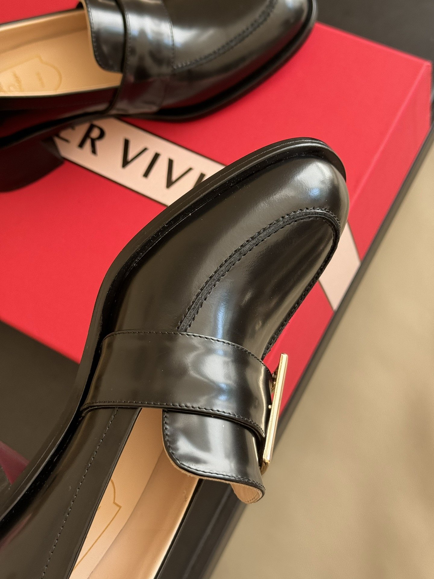 RV5.5cm乐福鞋好看到起飞全新上线的乐福鞋比起之前经典款别致的把方扣改小放到了侧面鞋身更加秀气穿着起