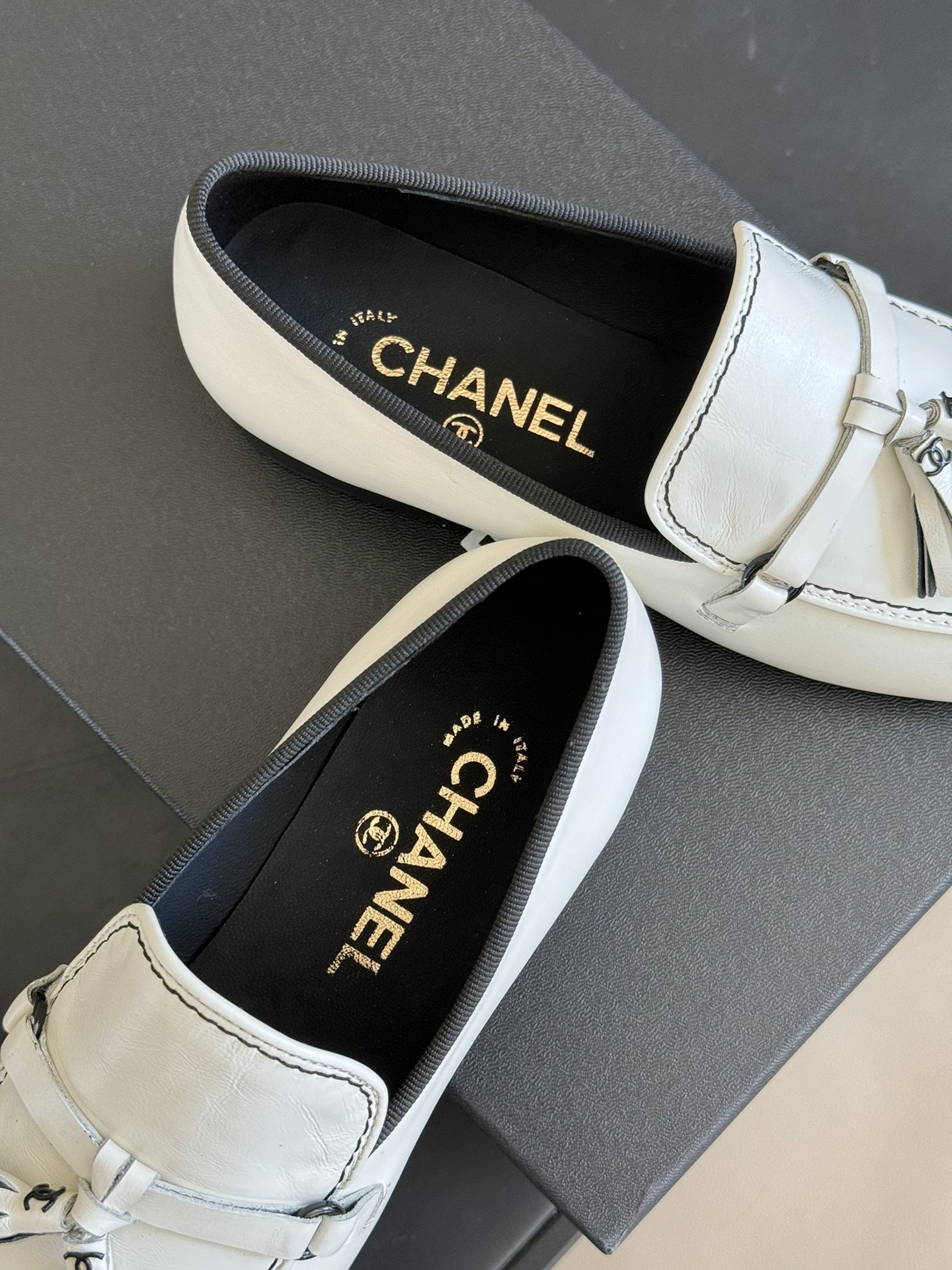 顶级版本chanelss24newarrival小香24春夏流苏乐福鞋新品带亮面光泽的皮革更显时髦粗线缝