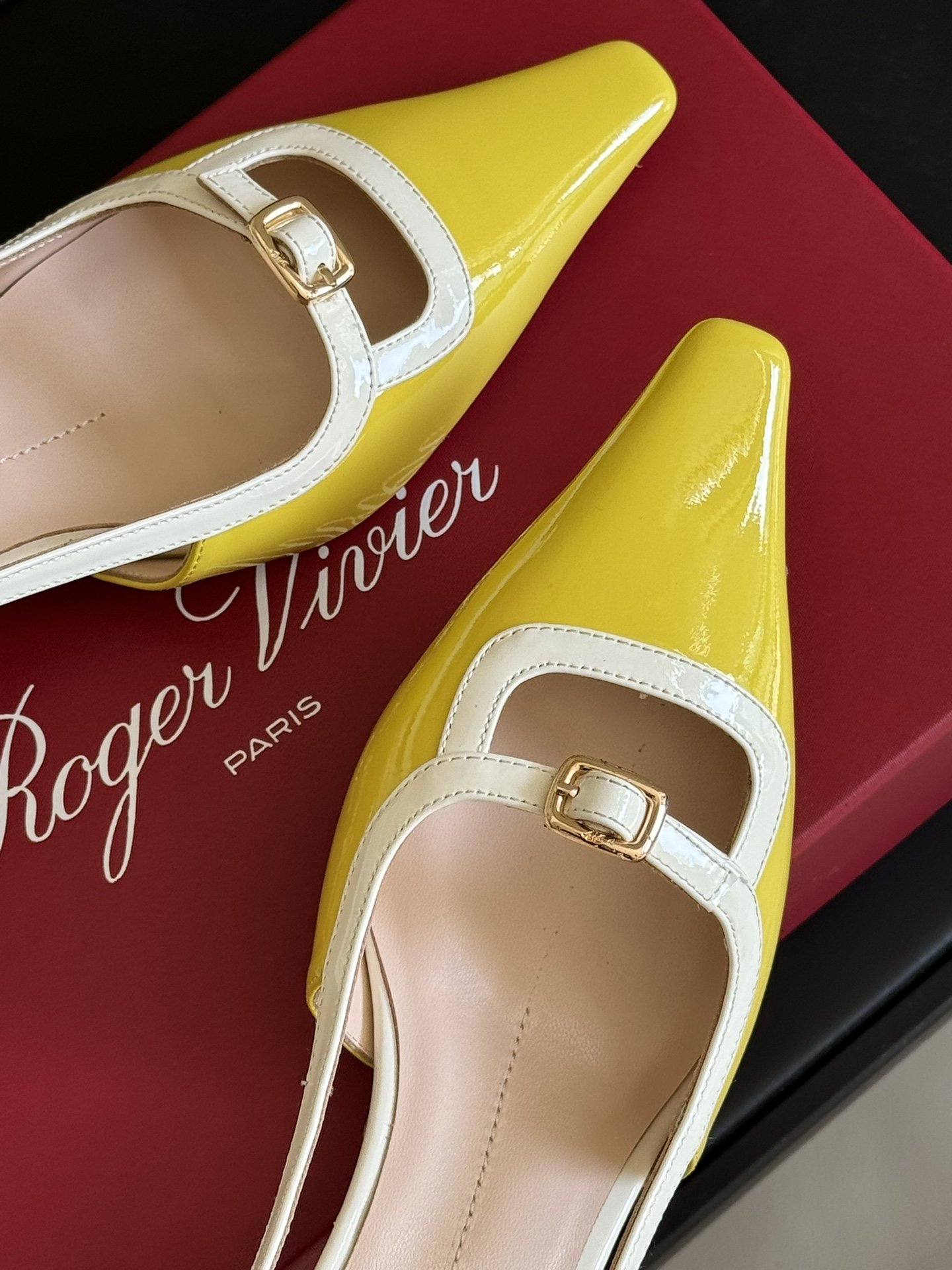 Rogervivierss24newarrival带多巴胺的糖果色系给人很少女的活力气息漆皮鞋面羊皮内里