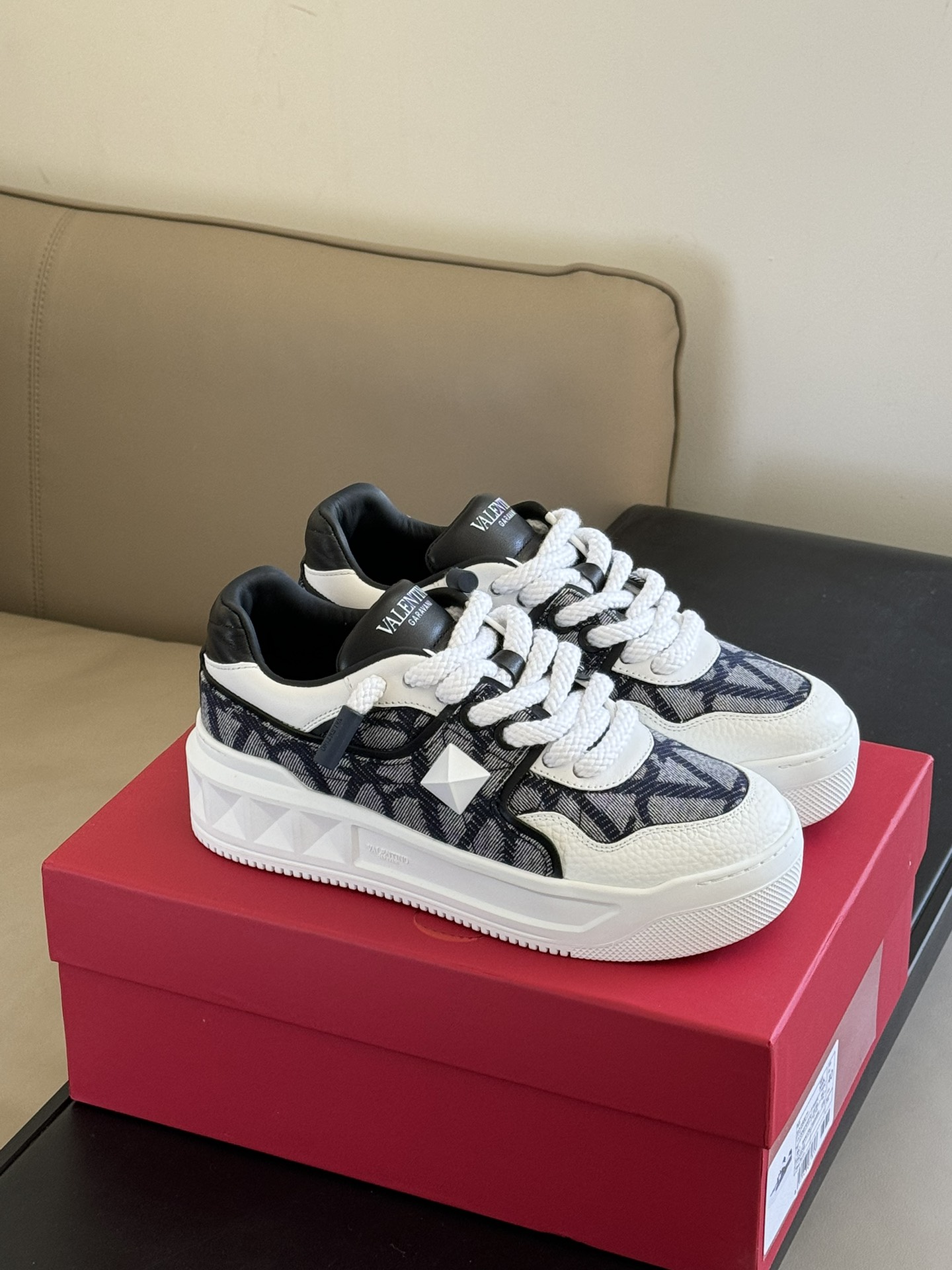 NO:577081,: valenti…no ss25 new arrival~ Vjia 25 thick-soled couple’s sneakers, calfskin upper, full of texture!  It is really easy to wear and very comfortable on the feet ~ It comes with a 6 cm height increase, and it is more attractive and simple than other dad shoes. White is preferred. Couple size 35-45, casual shoes/sports shoes, valentino, sneakers, cowhide19860909: valenti…no ss25 new arrival～ V家25厚底情侣款运动鞋 小牛皮鞋面,质感拉满！ 上脚真的超好穿又很舒服的～自带增高6公分,而且比往常别家的老爹鞋更耐看简约 首选白色 情侣码数 35-45,休闲鞋/运动鞋,valentino,sneakers,cowhide,Women's Shoes