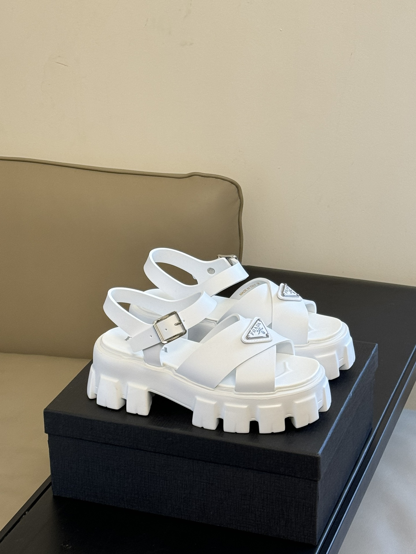 NO:232371,prad… new arriv~ Prada Spring and summer thick-soled cross-belt sandals new product, soft glue material on the upper, foamed sole material, light and comfortable feet, visible height enhancement effect size 35-41, sandals, prada, prada, sandals19860909prad… new arriv～ 普拉达 春夏厚底交叉带凉鞋新品 鞋面软胶质材料,鞋底发泡材质,脚感轻盈舒适,增高效果漏眼可见 size 35-41,凉鞋,prada,prada,sandals,Women's Shoes