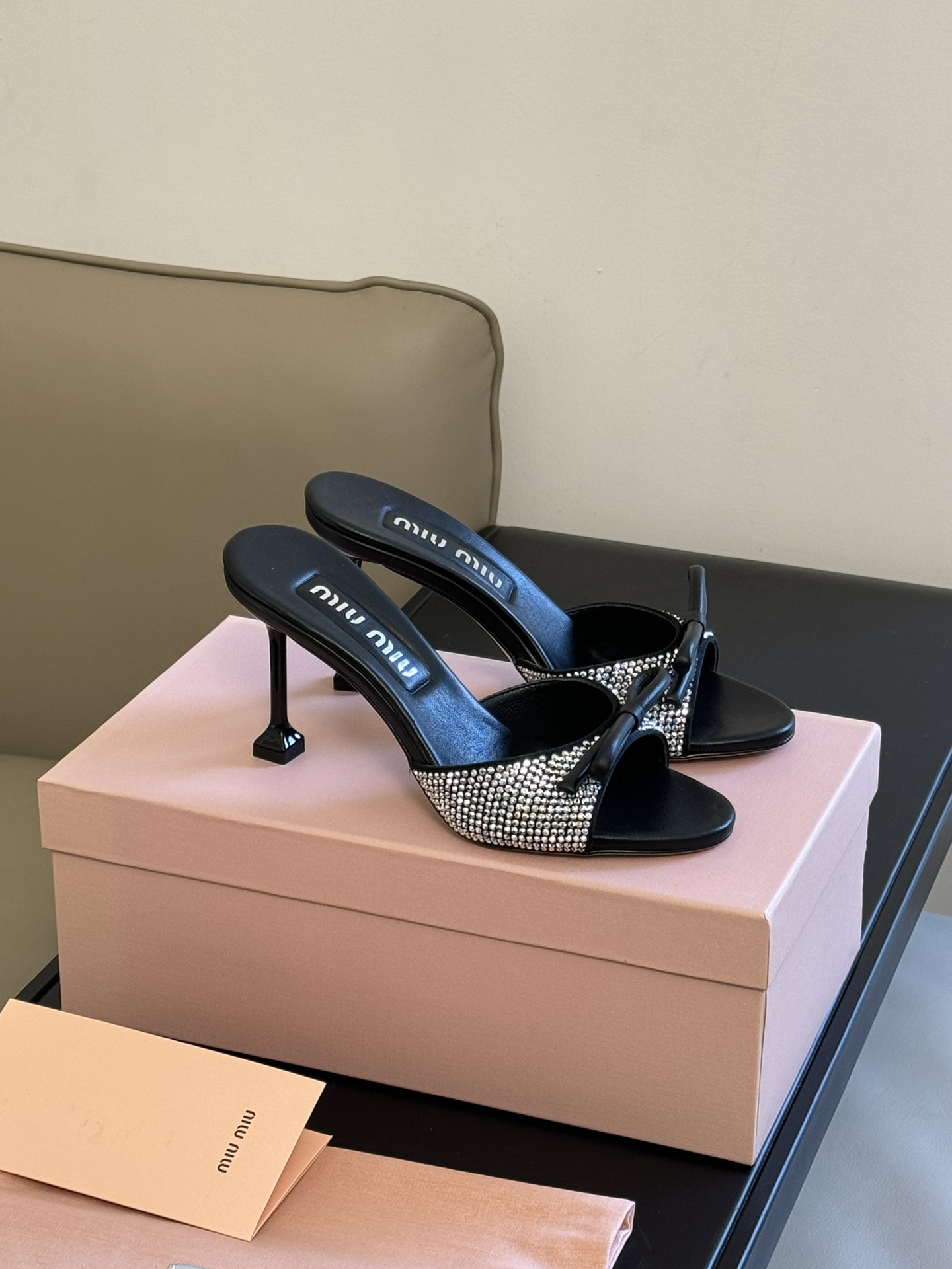 NO:232364,Top quality miumiu ss24 new arrival~ miu24 spring and summer high heel sandals new product, both sexy and erect, irresistible cold and relaxed sheepskin upper, sheepskin lining, cowhide sole, electroplated heels Two heights About 6.5cm 8.5cm size 35-41, high heels, miumiu, high heels, cowhide, sheepskin19860909顶级品质 miumiu ss24 new arrival～ miu24春夏高跟凉拖新品 兼具性感与脚翘,无法抗拒的冷艳松弛 羊皮烫钻鞋面,羊皮里,牛皮底,电镀跟 两个高度 约 6.5cm 8.5cm size 35-41,高跟鞋,miumiu,high heels,cowhide,sheepskin,Women's Shoes