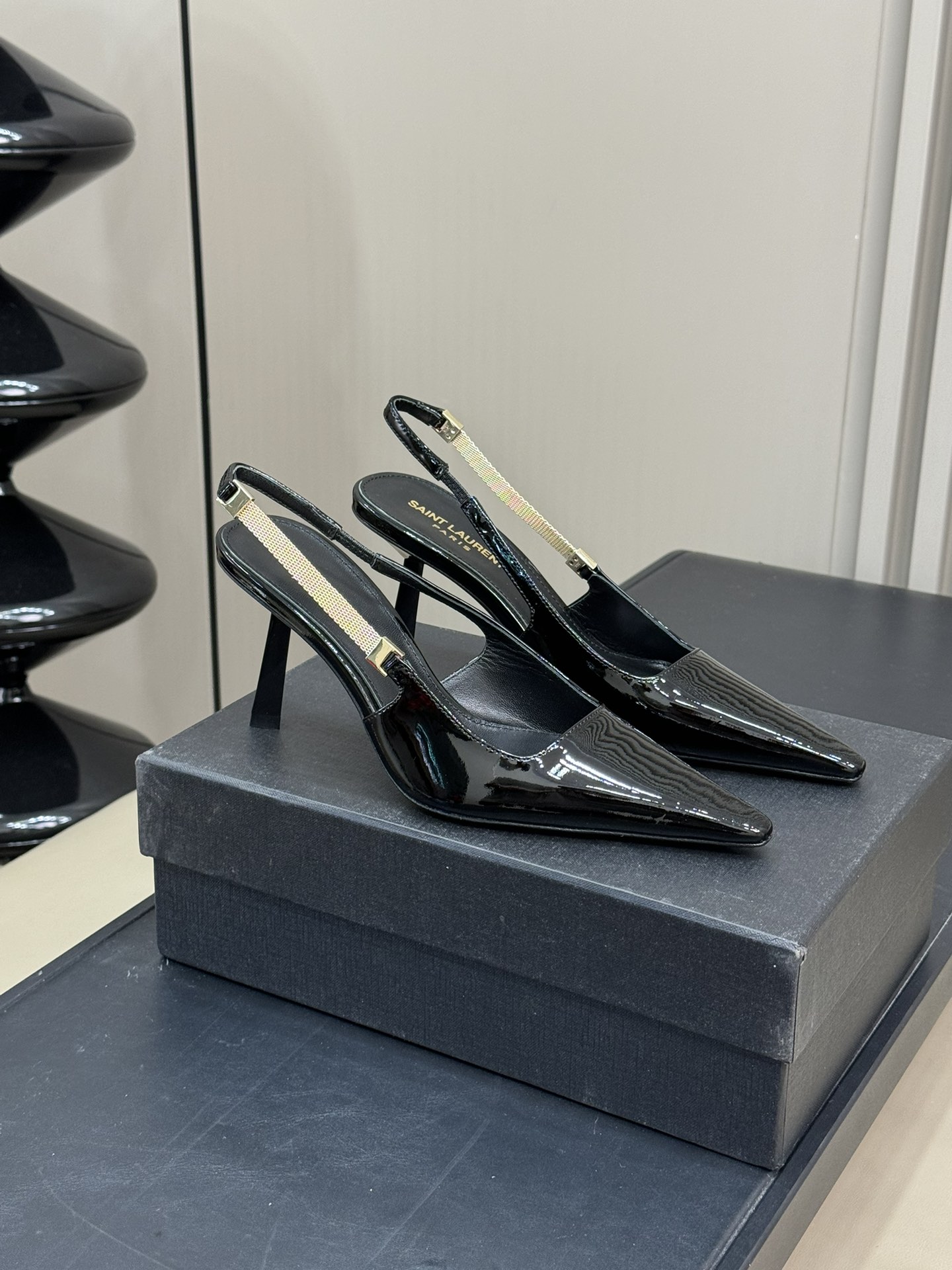 NO:235050,ysl 24 beautiful high heels. The shape is really beautiful, so beautiful that the words are exhausted. Square pointed toe exposed heels, gold-plated geometric stiletto heels design, paired with metal straps, exquisite and sexy cowhide sole Adjustable heels lace-up, total heels 11 cm. Niu goods size 35-41, high heels, saint laurent, high heels, cowhide, gold plating19860909批 ysl 24款绝美高跟鞋 造型真的太美了,美到词穷 方形尖头露跟,镀金几何细高跟设计,搭配金属带子装饰,精致性感 牛皮革鞋底 可调节露跟系带,鞋跟总高度11厘米 牛货 size 35-41,高跟鞋,saint laurent,high heels,cowhide,gold plating,Women's Shoes