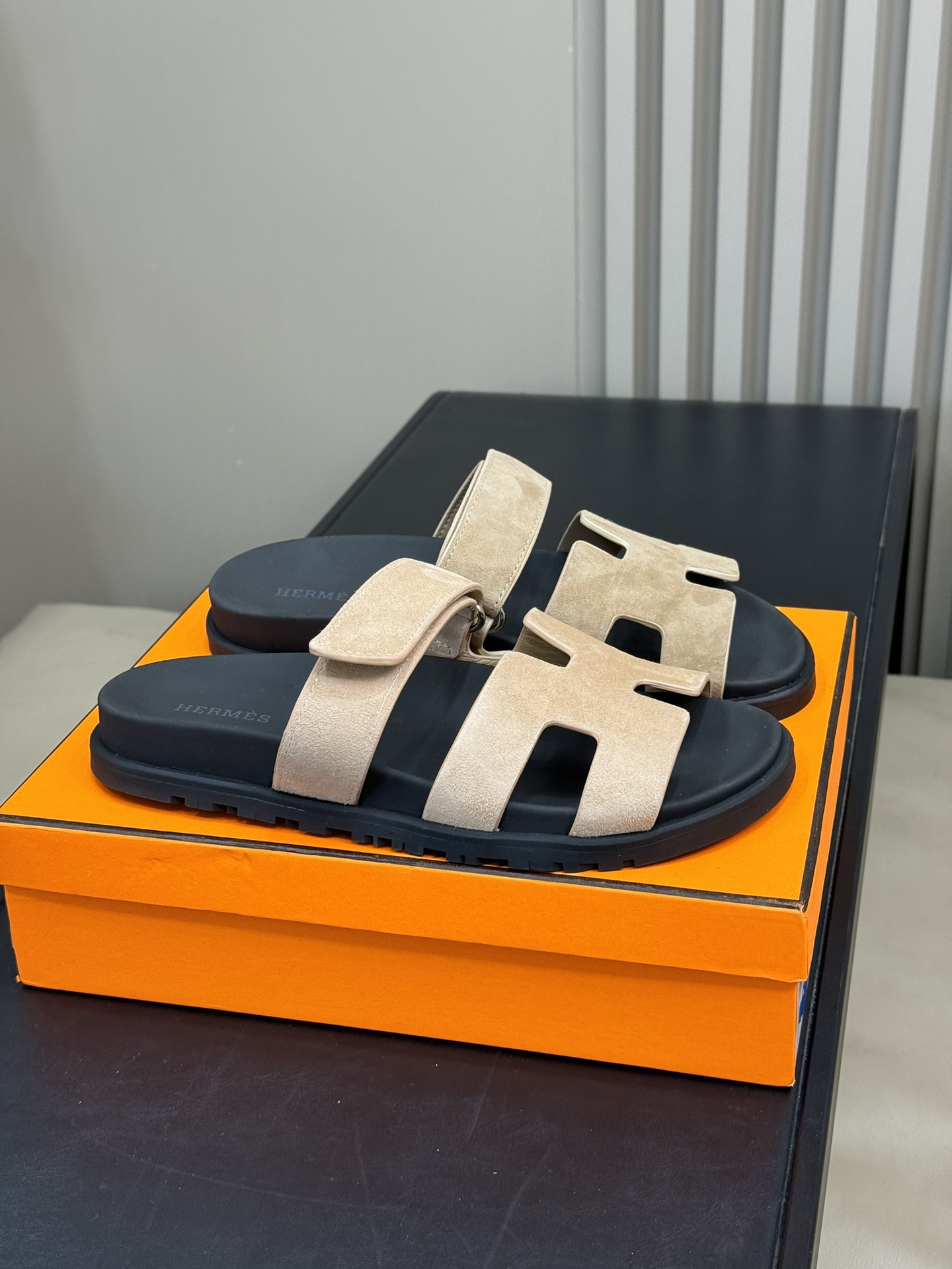 NO:236294,Top version: Women's model: Men's model: jHerme...s ss24 new arrival~ H's second uncle's slippers, you must call crazy. Classic   new color scheme, it's too good to look. The upper is calfskin, the water table is wrapped in a whole piece of cowhide (not super fiber). The splicing of different colors and materials is contrasting colors, which can easily interpret the fashionable look!  Top quality 35-41, slippers, hermes, slippers, cowhide19860909顶级版本:女款:男款:jHerme…s ss24 new arrival～ H家二舅拖鞋,必须疯狂打call 经典的 新配色,也太好看了吧 鞋面小牛皮,水台是整块牛皮包裹（不超纤） 不同颜色和材质的拼接撞色,轻松演绎时髦精look！ 顶级精品35-41,拖鞋,hermes,slippers,cowhide,Women's Shoes