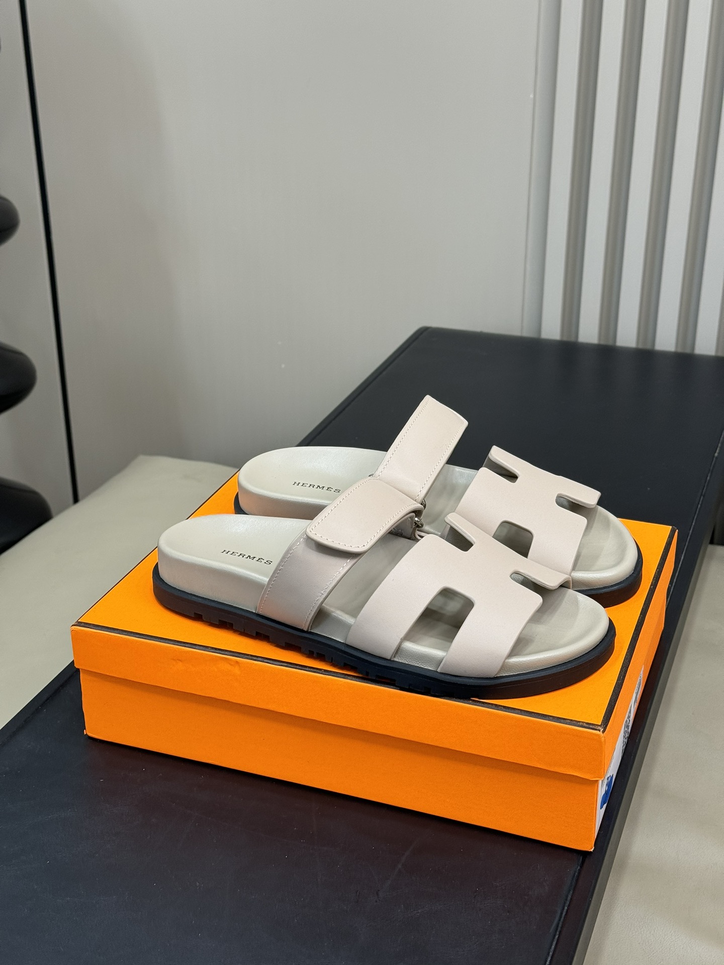 NO:236299,Top version P women's model 280: Men's model: Herme...s ss24 new arrival~ H's second uncle's slippers, you must call crazy. Classic   new color scheme, it's too good to look. The upper is calfskin, the water table is wrapped in a whole piece of cowhide (not super fiber). The splicing of different colors and materials is contrasting colors, which can easily interpret the fashionable look!  Top quality 35-41, slippers, hermes, slippers, cowhide19860909顶级版本P女款280:男款:Herme…s ss24 new arrival～ H家二舅拖鞋,必须疯狂打call 经典的 新配色,也太好看了吧 鞋面小牛皮,水台是整块牛皮包裹（不超纤） 不同颜色和材质的拼接撞色,轻松演绎时髦精look！ 顶级精品35-41,拖鞋,hermes,slippers,cowhide,Women's Shoes