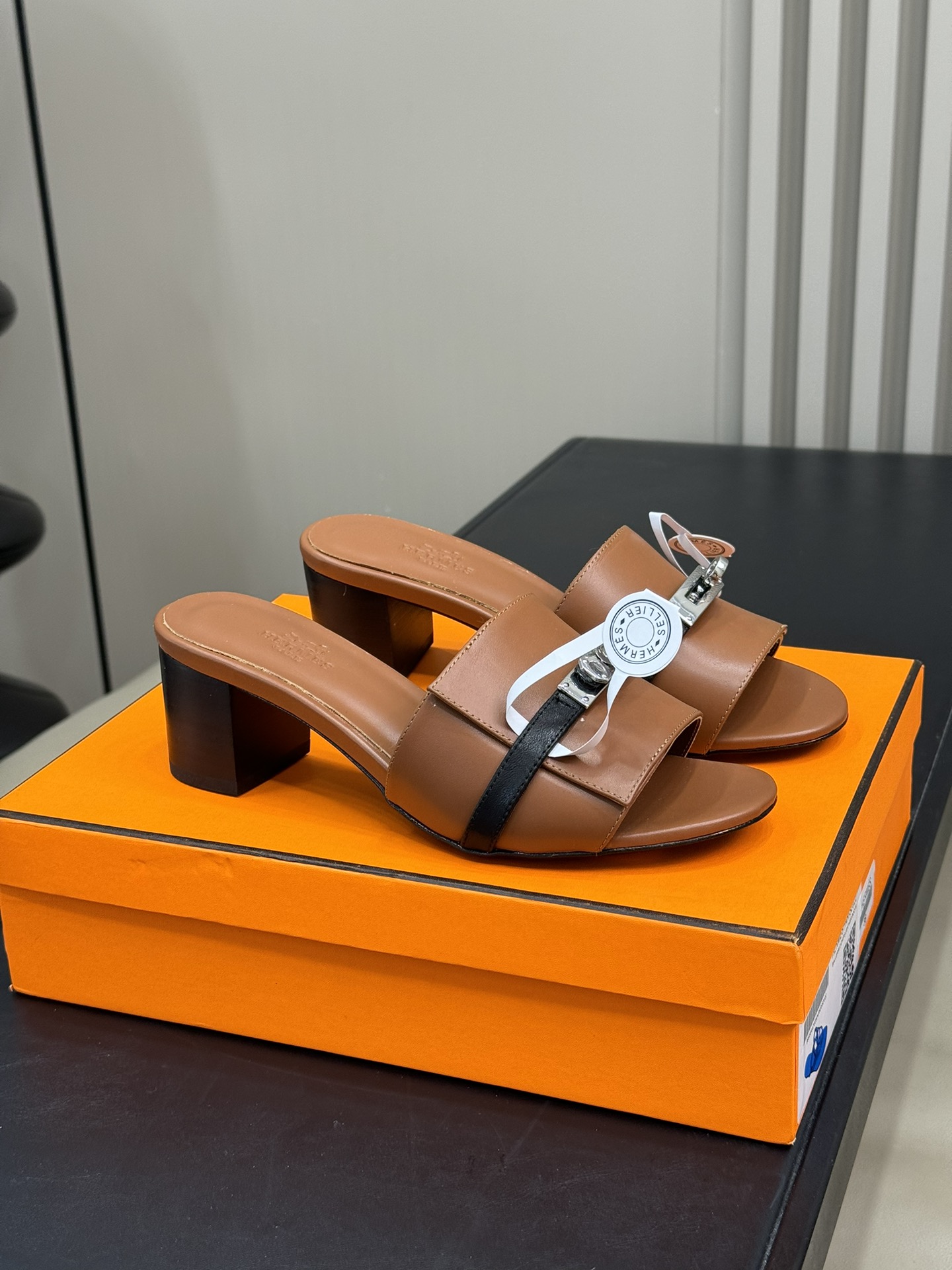 NO:236306,Top version: Herme…s ss24 new arrival~ H home kelly flat slippers classic color   24 new color matching, easy to wear, must-have high-end tool shoes for summer, upper calfskin & custom denim surface, inner foot pad calfskin, imported Italian cowhide sole and cowhide size 35-41 pure leather, slippers, hermes, slippers, cowhide19860909顶级版本:Herme…s ss24 new arrival～ H家kelly平底拖鞋经典色 24新配色 好穿百搭,夏日必备高端工具鞋 鞋面小牛皮&定制牛仔布面,内里垫脚小牛皮, 意大利进口牛皮底和牛皮沿条 size 35-41 纯皮,拖鞋,hermes,slippers,cowhide,Women's Shoes