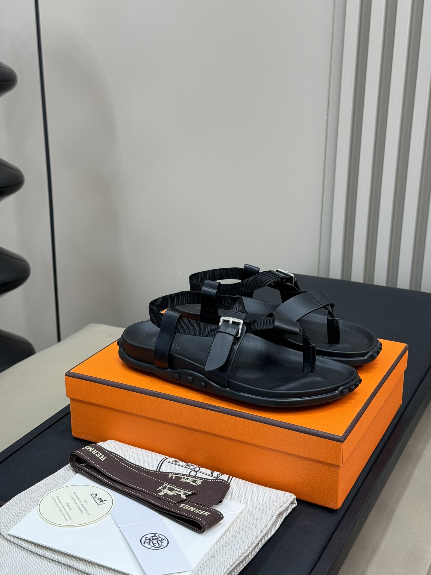 NO:236310,Top version: herme…s ss24 new arrival~ H 24 spring and summer sandals new product The collision of webbing in Napa calfskin, exquisite and casual The water table is made of cowhide, not a foam bottom formed by the market currency!  size 35/41, split toe shoes, hermes, sandals, cowhide19860909顶级版本:herme…s ss24 new arrival～ H 24春夏凉鞋新品 织带于纳帕小牛皮的碰撞,精致随性 水台是包牛皮的,不是市场通货一体成型的发泡底！ size 35/41,分趾鞋,hermes,sandals,cowhide,Women's Shoes